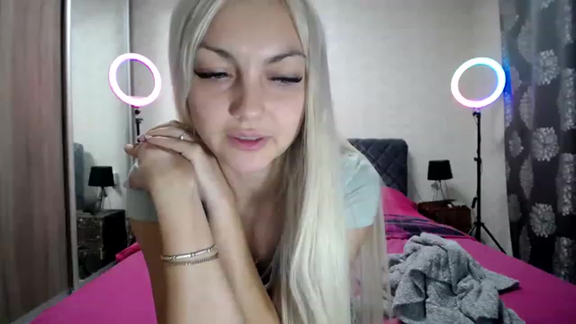 Gallery image thumbnail from AlissaMay's myfreecams stream on, 11/22/2022, 09:17 image 14 of 20