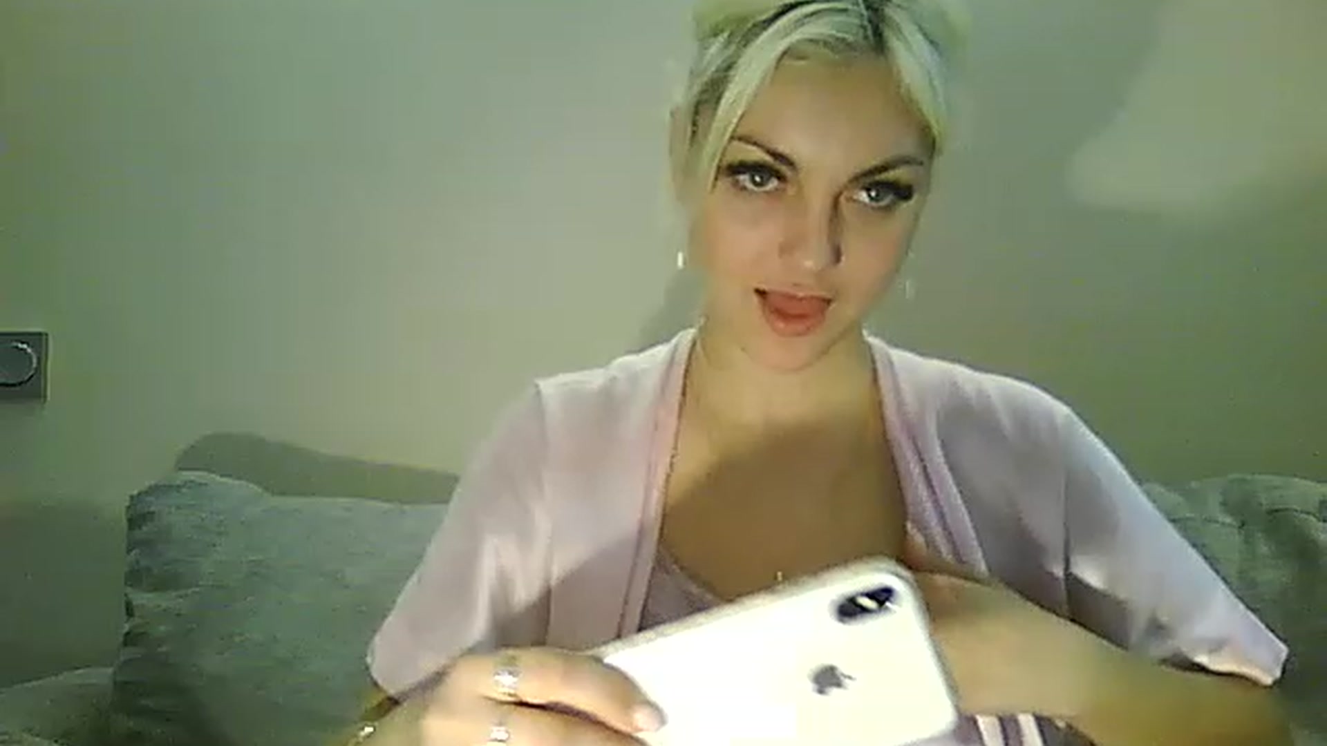 Gallery image thumbnail from AlissaMay's myfreecams stream on, 04/01/2023, 17:08 image 14 of 20