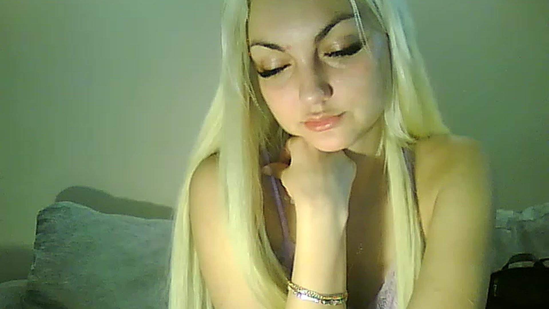 Gallery image thumbnail from AlissaMay's myfreecams stream on, 04/02/2023, 24:14 image 16 of 20