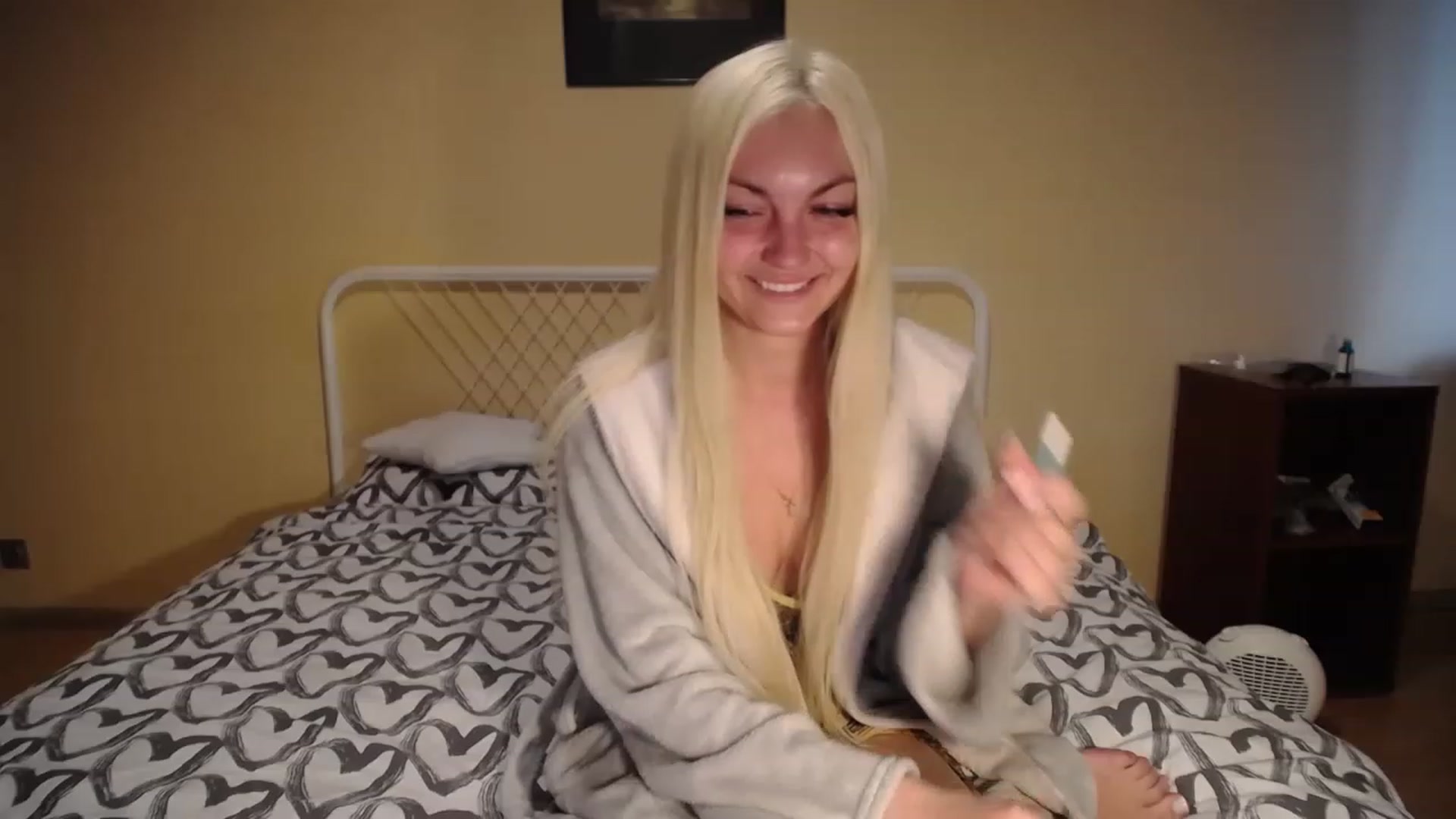 Gallery image thumbnail from AlissaMay's myfreecams stream on, 04/14/2023, 16:11 image 5 of 20