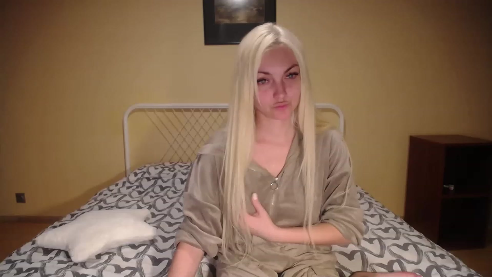 Gallery image thumbnail from AlissaMay's myfreecams stream on, 04/16/2023, 23:03 image 17 of 20