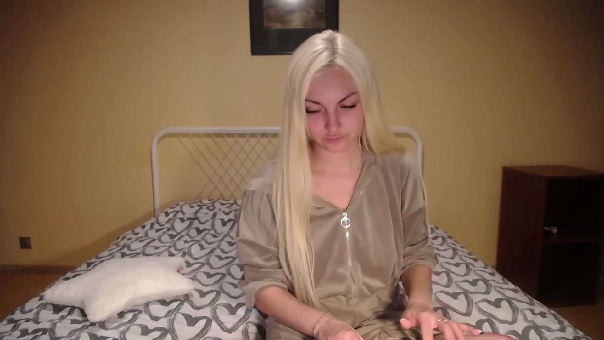 Gallery image thumbnail from AlissaMay's myfreecams stream on, 04/16/2023, 23:03 image 8 of 20