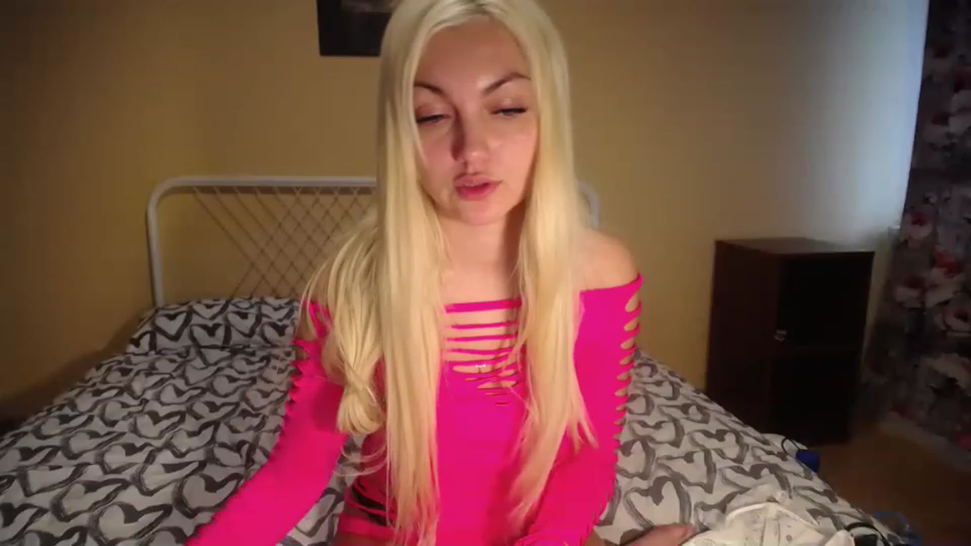 Gallery image thumbnail from AlissaMay's myfreecams stream on, 04/17/2023, 14:49 image 14 of 20