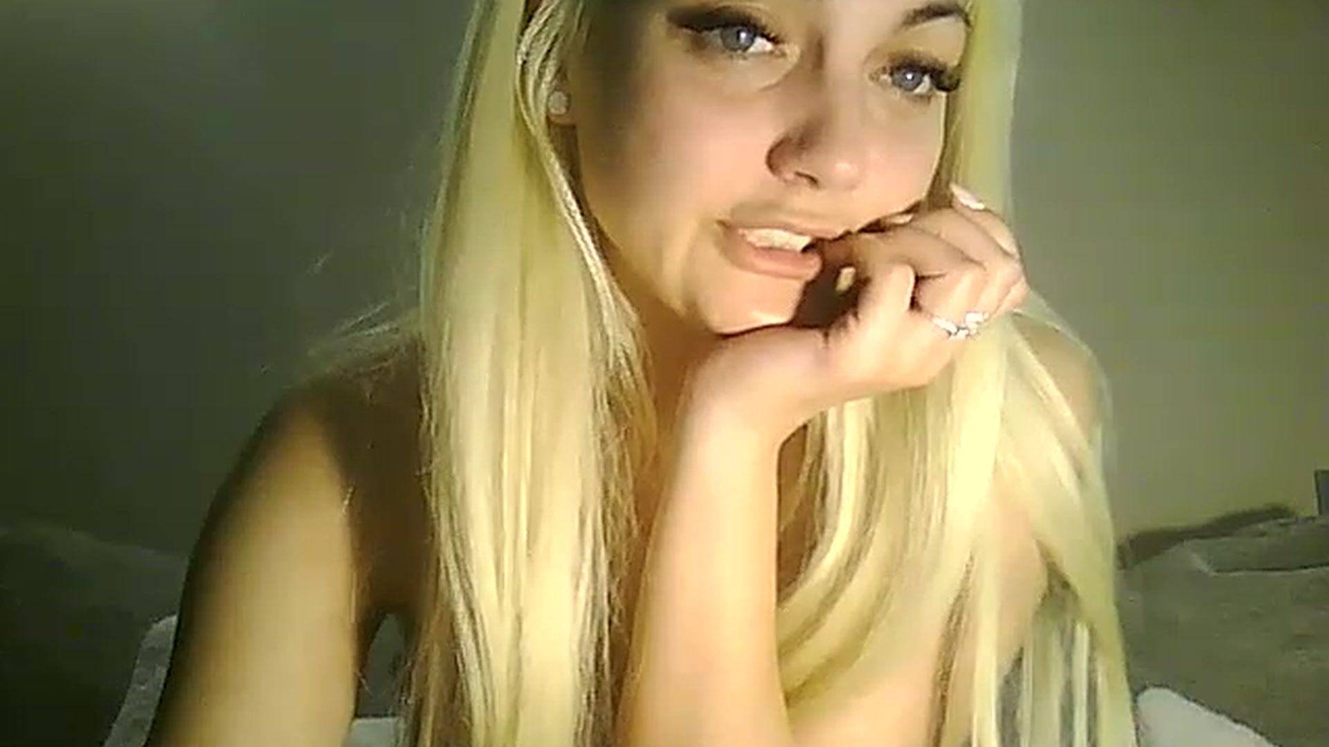 Gallery image thumbnail from AlissaMay's myfreecams stream on, 04/20/2023, 19:30 image 14 of 20