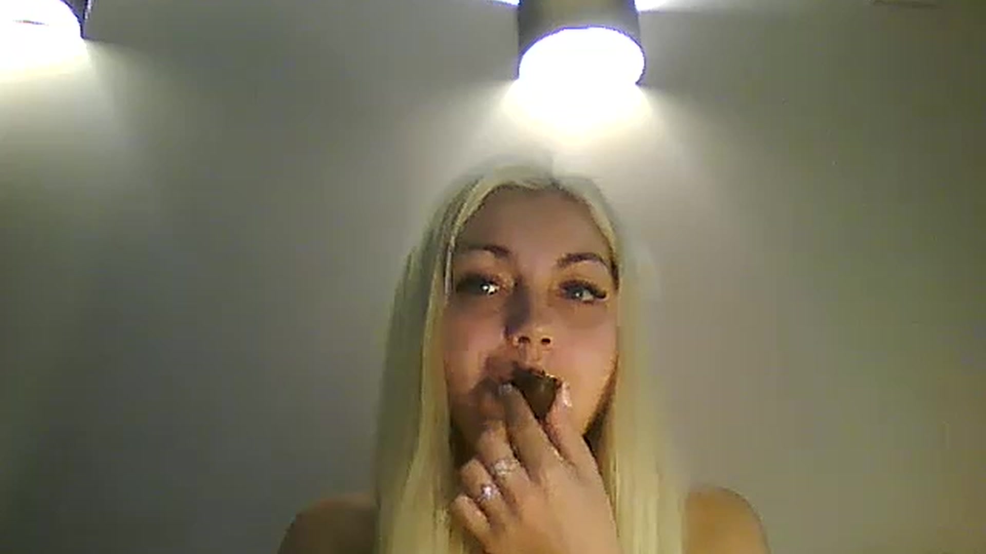 Gallery image thumbnail from AlissaMay's myfreecams stream on, 04/21/2023, 03:46 image 18 of 20