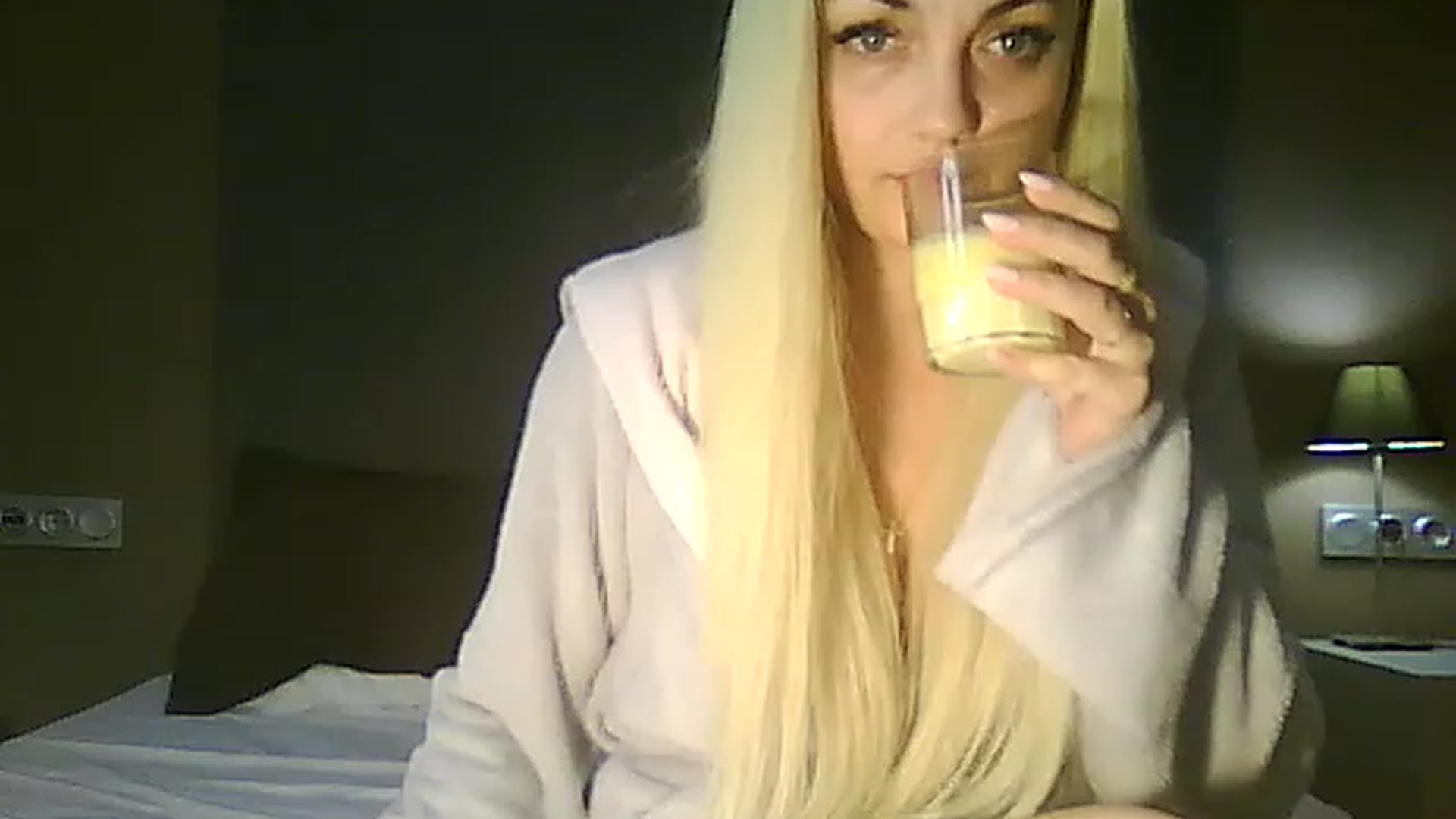 Gallery image thumbnail from AlissaMay's myfreecams stream on, 04/24/2023, 19:43 image 10 of 20