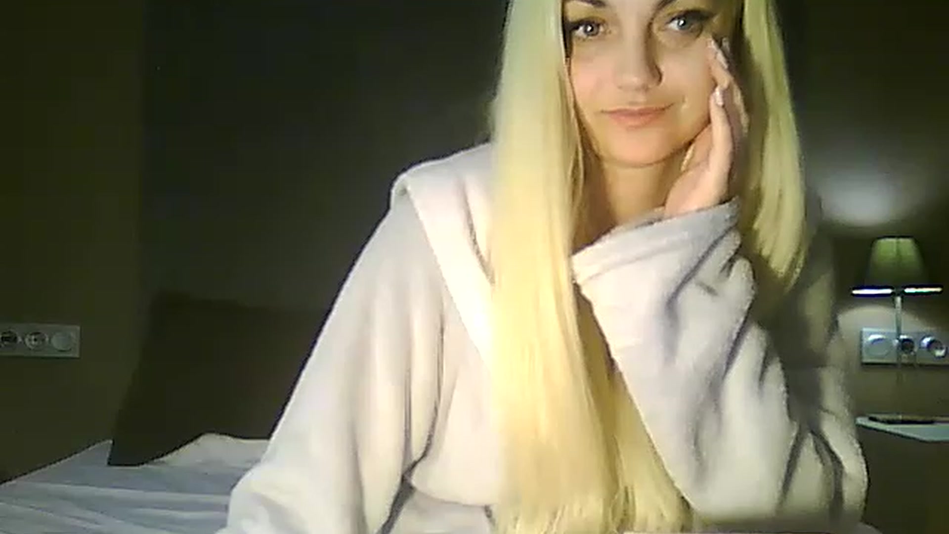 Gallery image thumbnail from AlissaMay's myfreecams stream on, 04/24/2023, 19:43 image 14 of 20