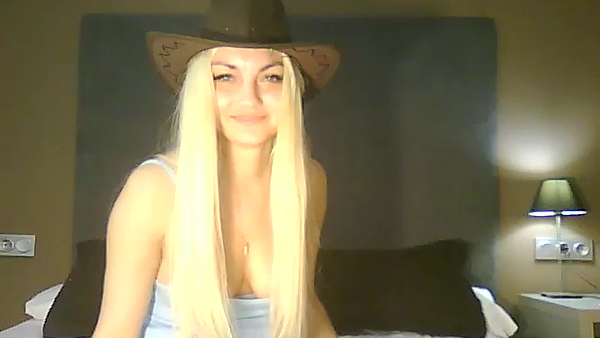 Gallery image thumbnail from AlissaMay's myfreecams stream on, 04/25/2023, 18:17 image 17 of 20