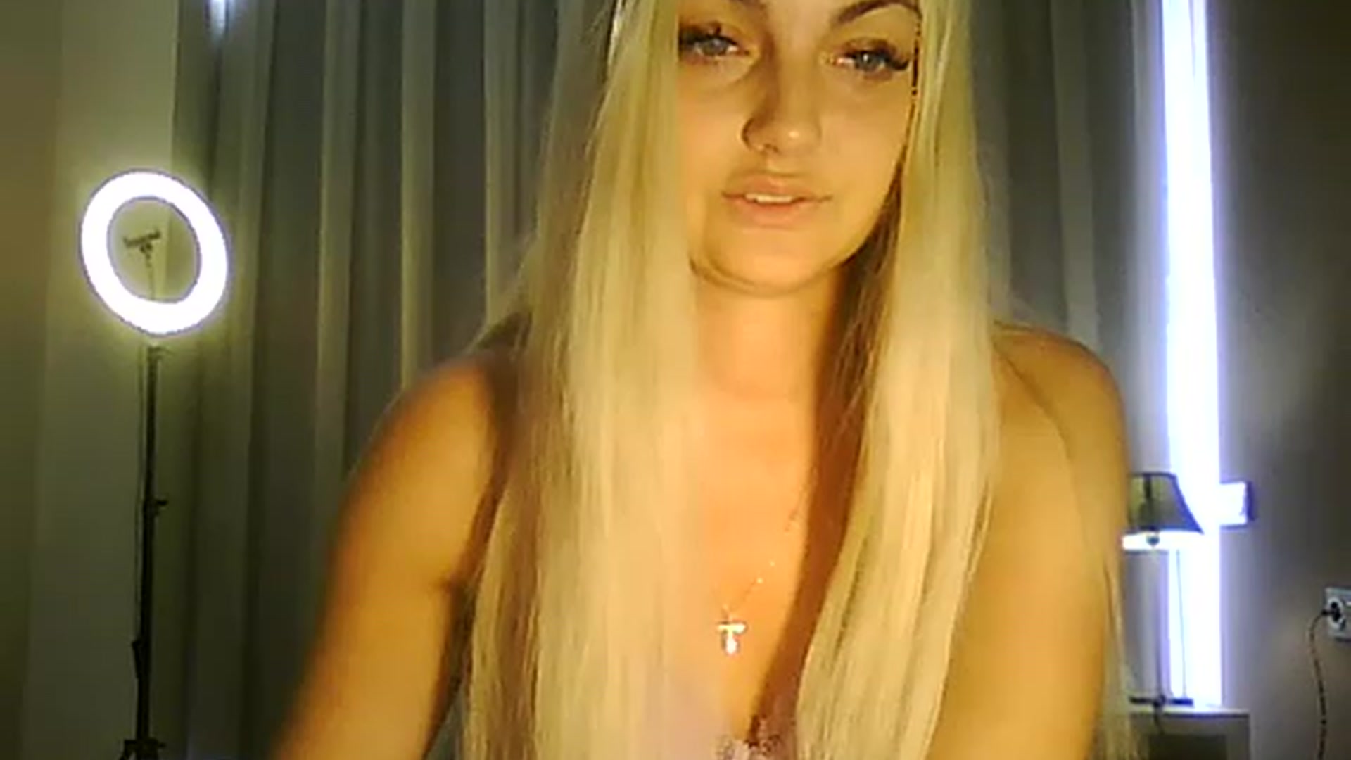 Gallery image thumbnail from AlissaMay's myfreecams stream on, 05/05/2023, 14:11 image 9 of 20