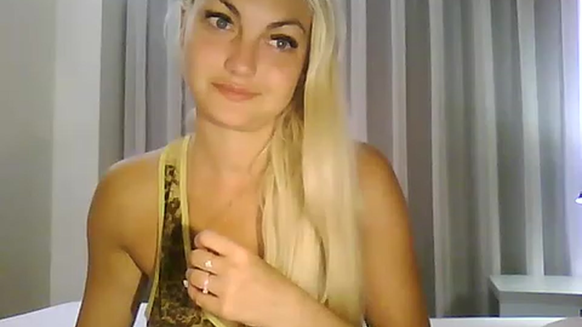 Gallery image thumbnail from AlissaMay's myfreecams stream on, 05/26/2023, 17:46 image 3 of 20