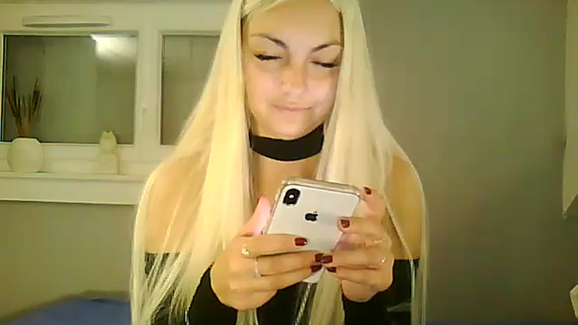 Gallery image thumbnail from AlissaMay's myfreecams stream on, 11/08/2023, 17:29 image 14 of 20