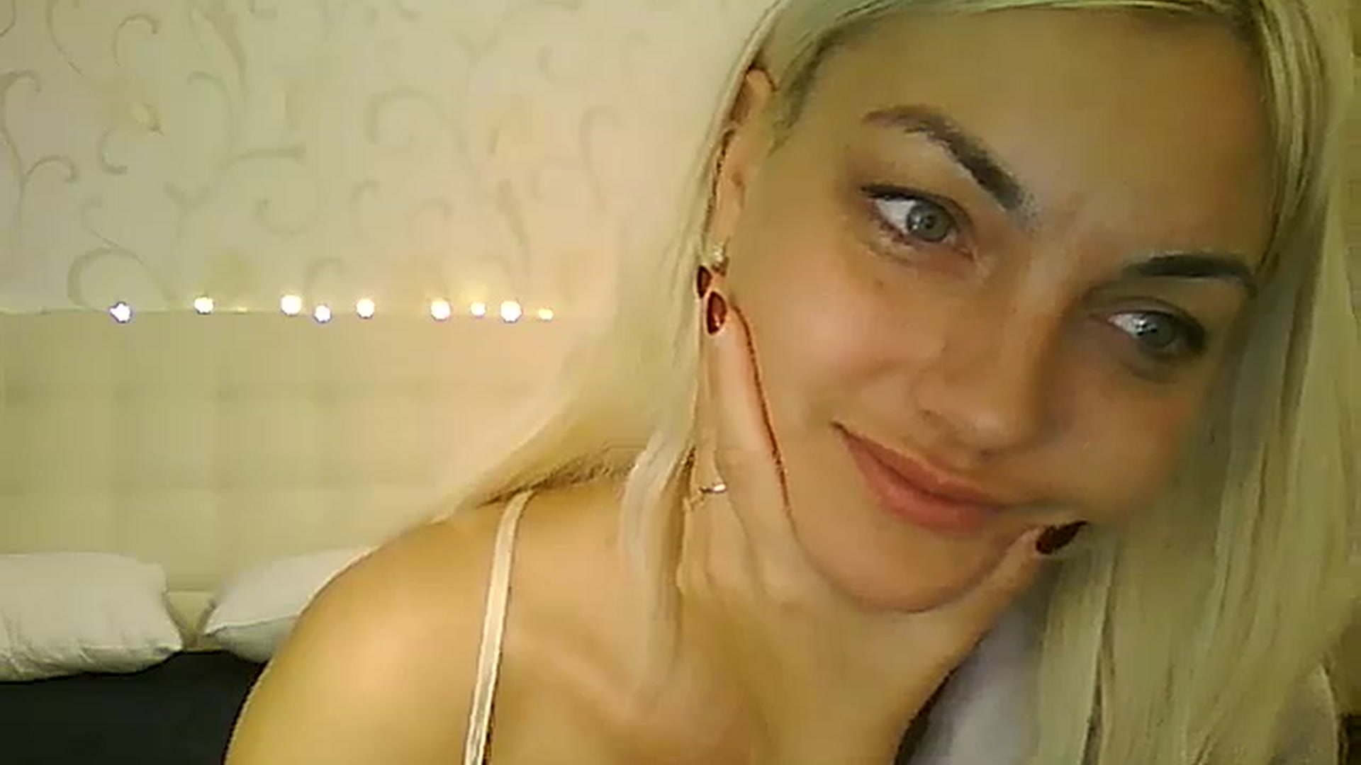 Gallery image thumbnail from AlissaMay's myfreecams stream on, 12/04/2023, 09:25 image 6 of 20