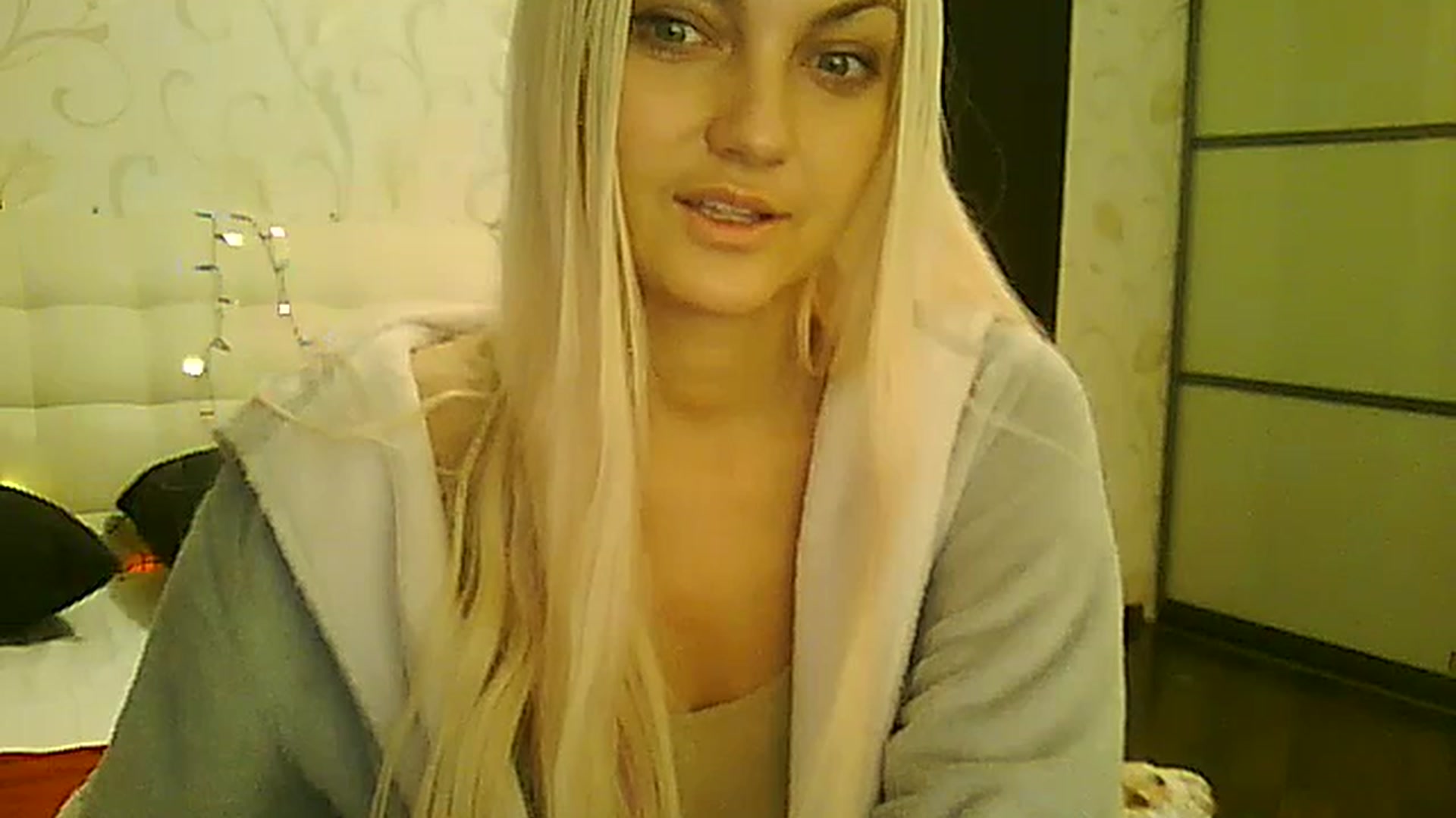Gallery image thumbnail from AlissaMay's myfreecams stream on, 12/25/2023, 10:19 image 2 of 20