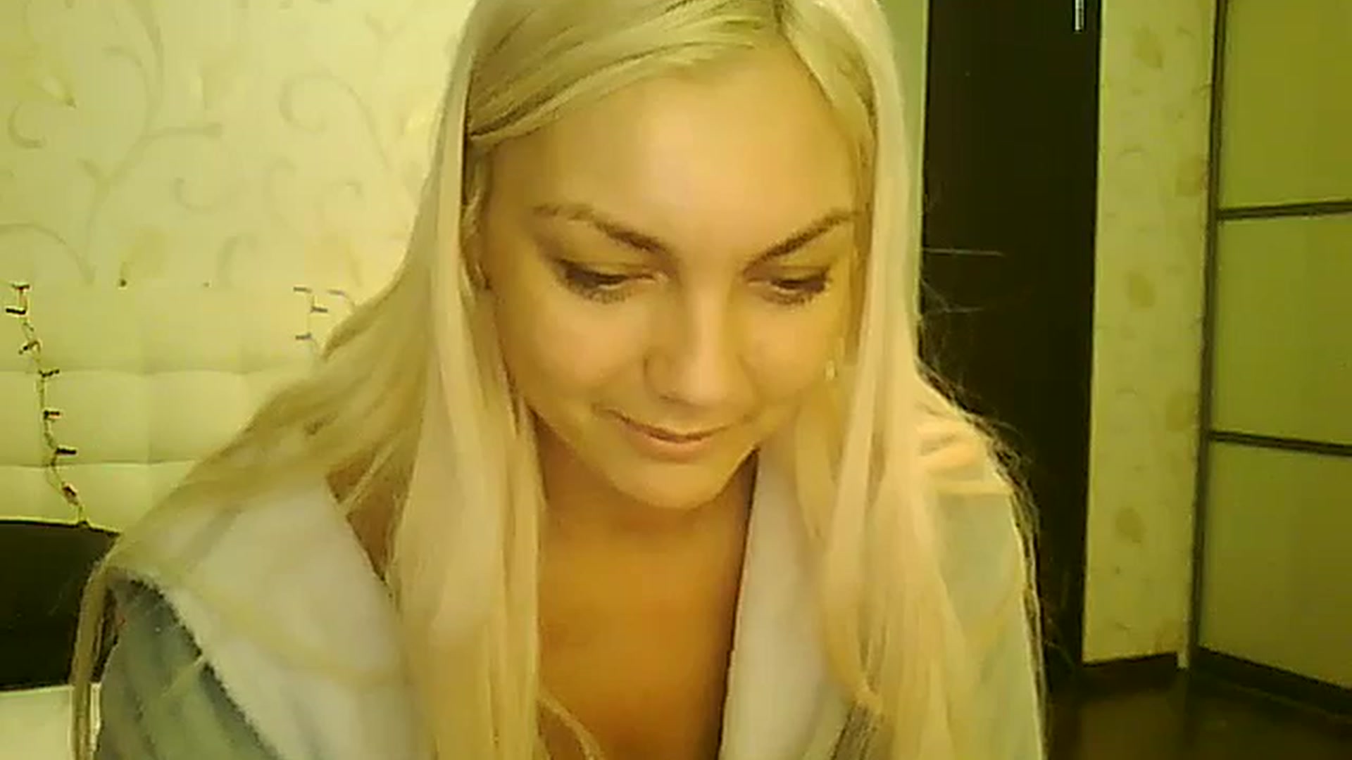 Gallery image thumbnail from AlissaMay's myfreecams stream on, 12/25/2023, 10:19 image 10 of 20
