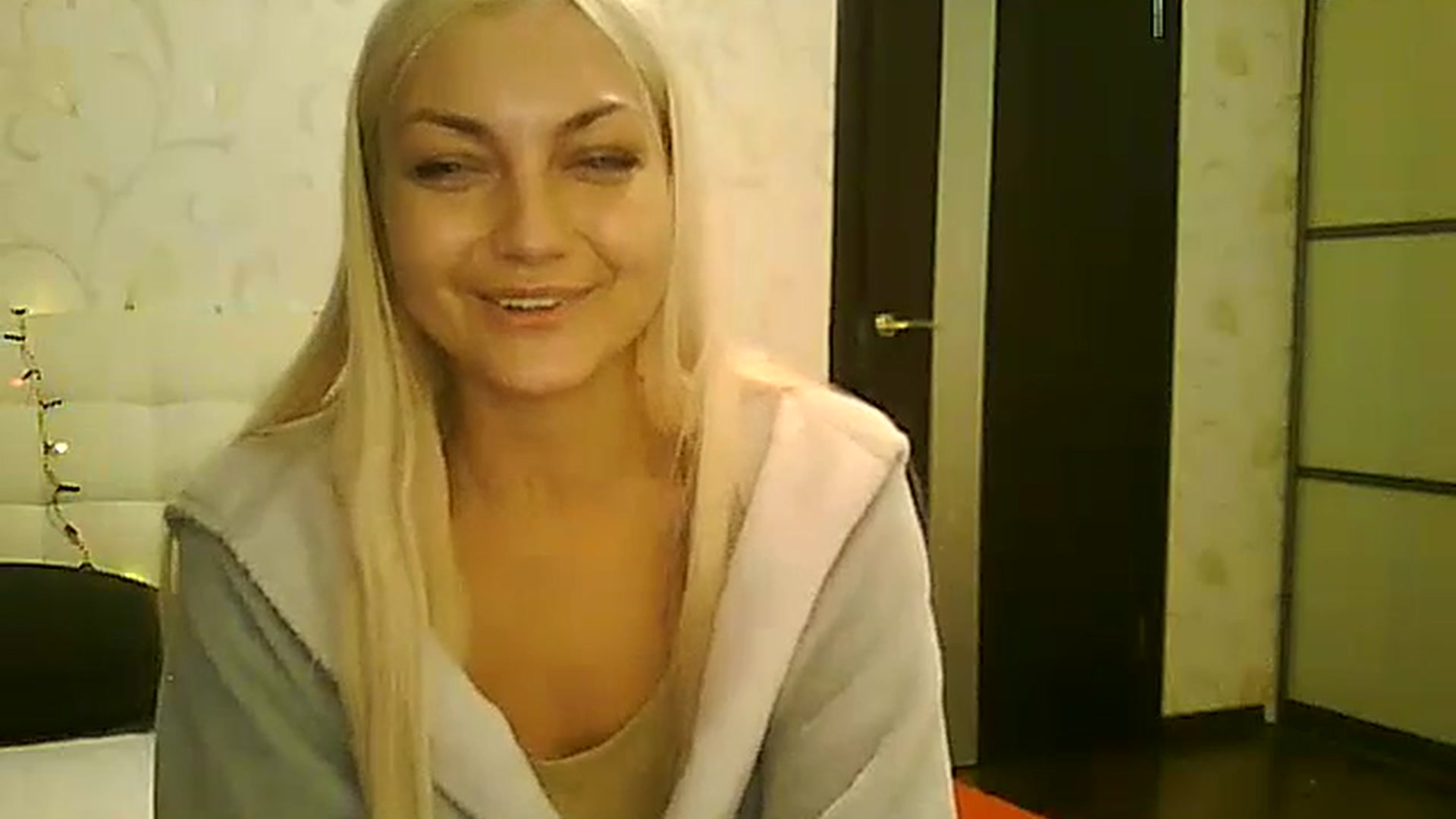 Gallery image thumbnail from AlissaMay's myfreecams stream on, 12/25/2023, 11:07 image 10 of 20