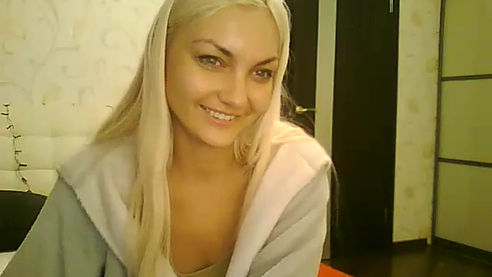 Gallery image thumbnail from AlissaMay's myfreecams stream on, 12/25/2023, 11:07 image 12 of 20