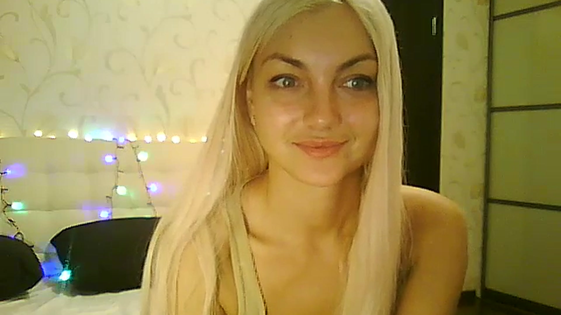 Gallery image thumbnail from AlissaMay's myfreecams stream on, 12/25/2023, 18:46 image 3 of 20