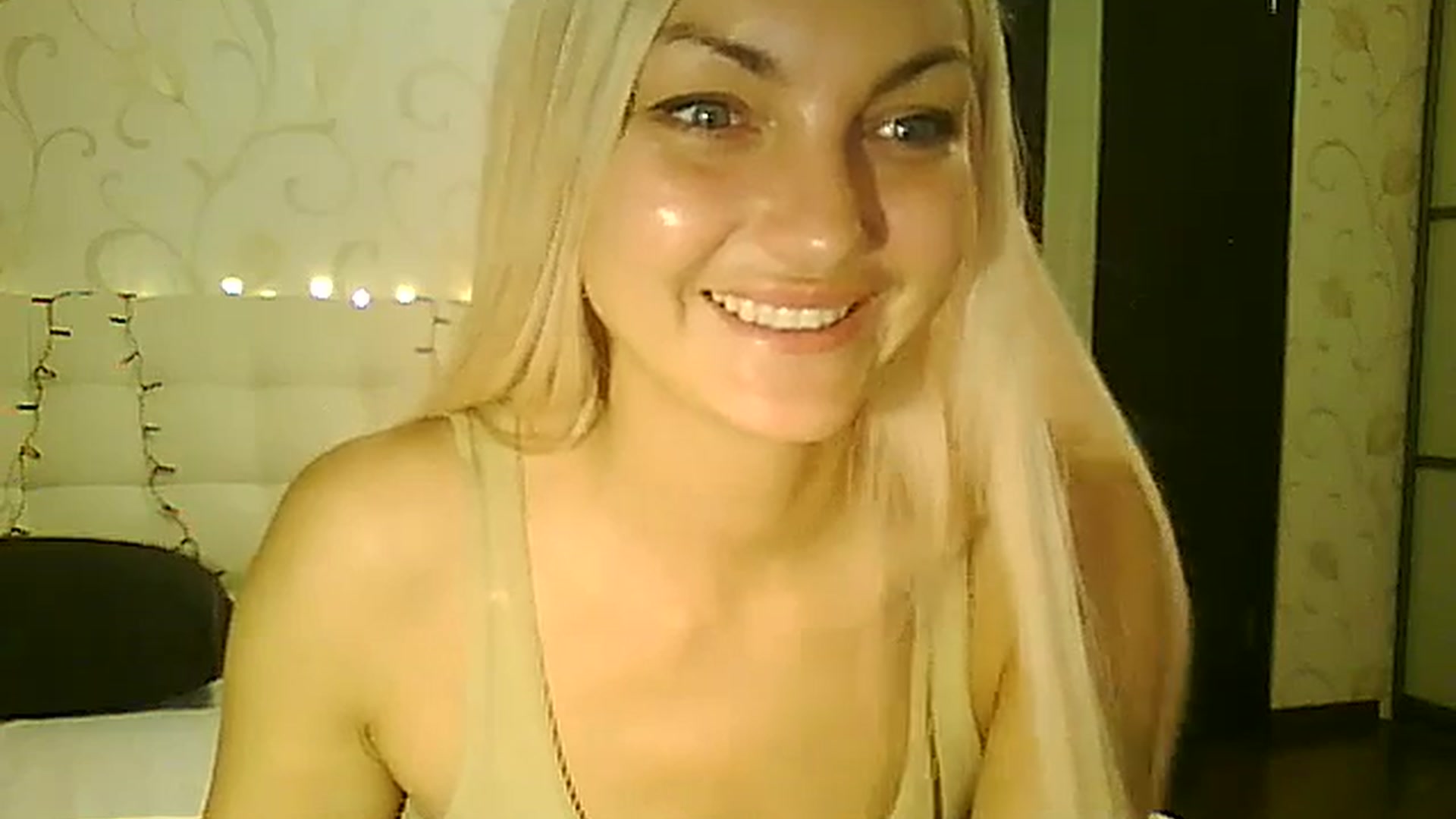 Gallery image thumbnail from AlissaMay's myfreecams stream on, 12/25/2023, 18:46 image 14 of 20