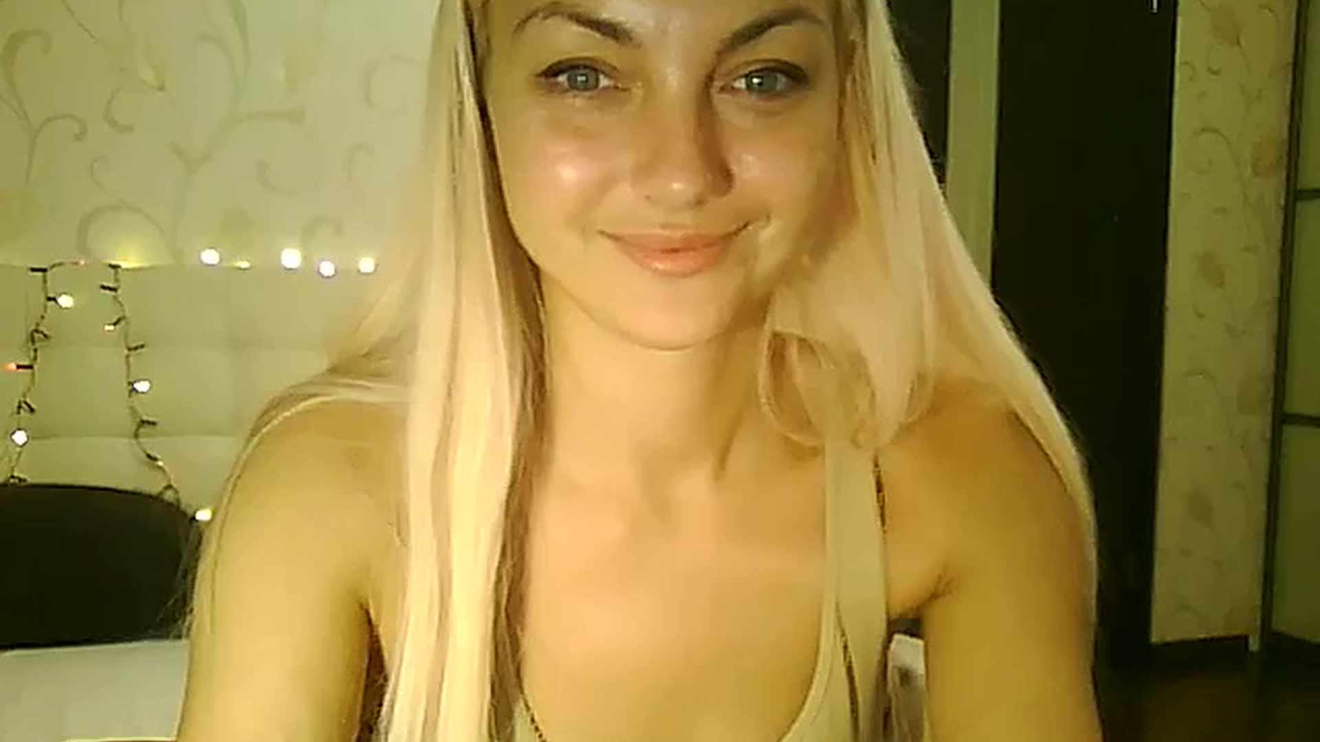 Gallery image thumbnail from AlissaMay's myfreecams stream on, 12/25/2023, 18:46 image 13 of 20