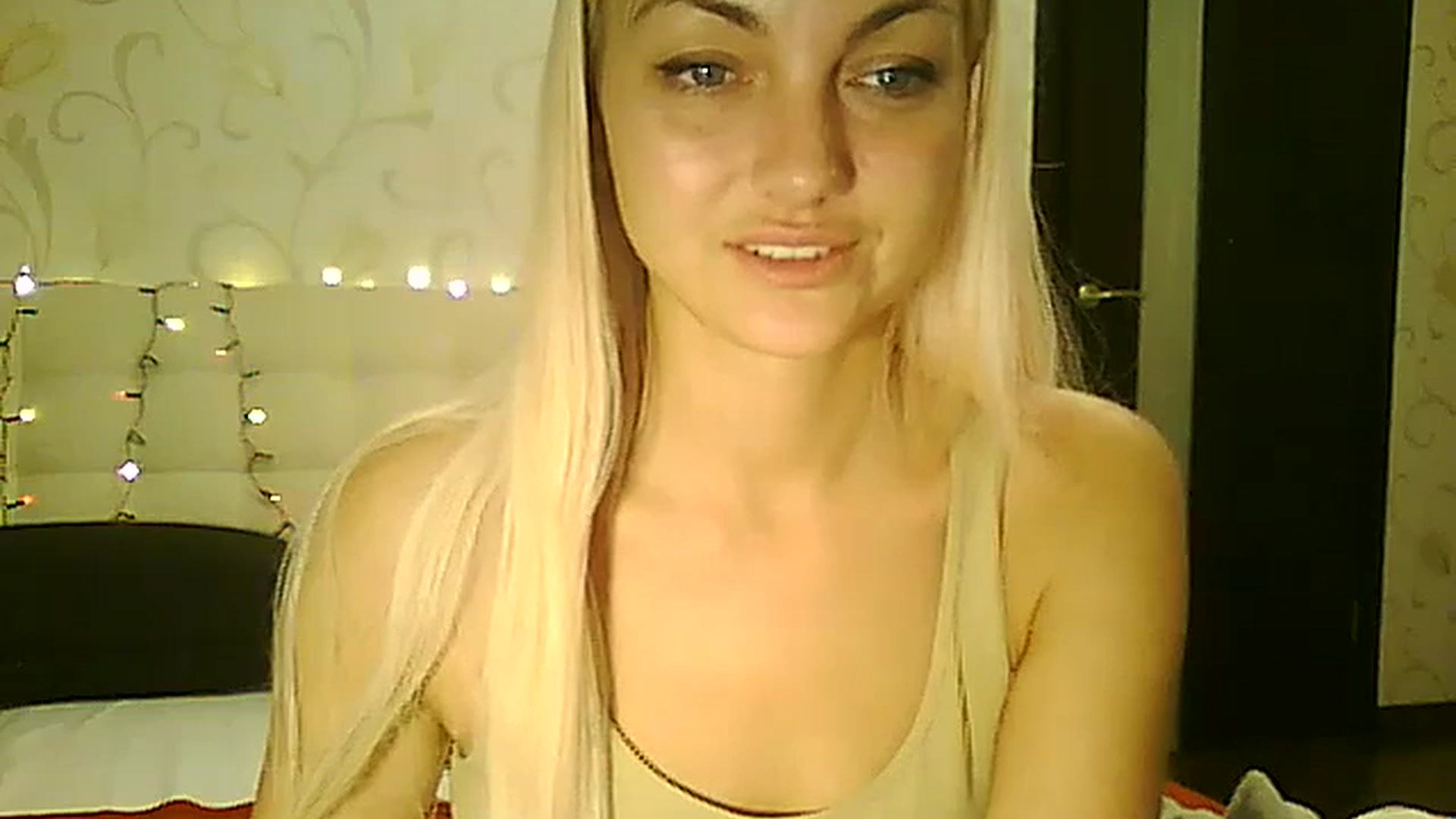 Gallery image thumbnail from AlissaMay's myfreecams stream on, 12/25/2023, 18:46 image 18 of 20