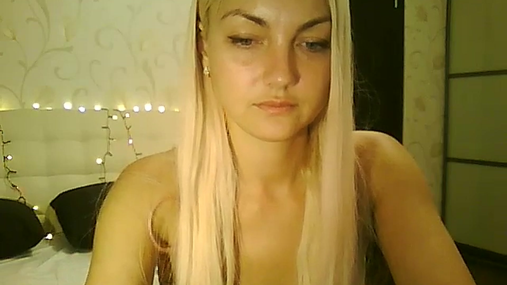 Gallery image thumbnail from AlissaMay's myfreecams stream on, 12/25/2023, 18:46 image 8 of 20