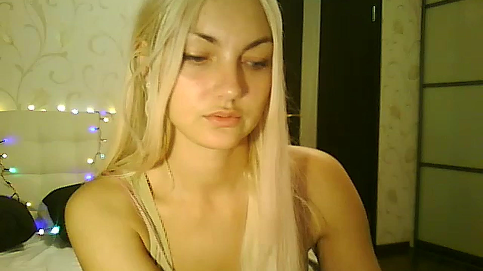 Gallery image thumbnail from AlissaMay's myfreecams stream on, 12/25/2023, 18:46 image 7 of 20