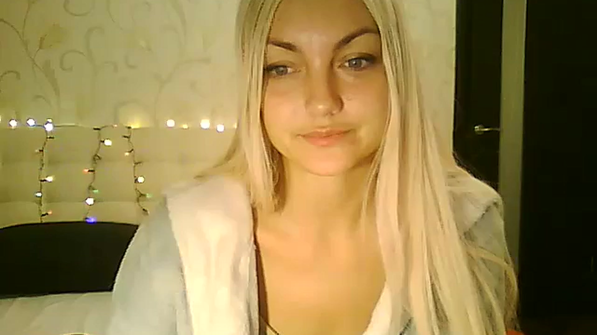 Gallery image thumbnail from AlissaMay's myfreecams stream on, 12/25/2023, 20:29 image 5 of 20