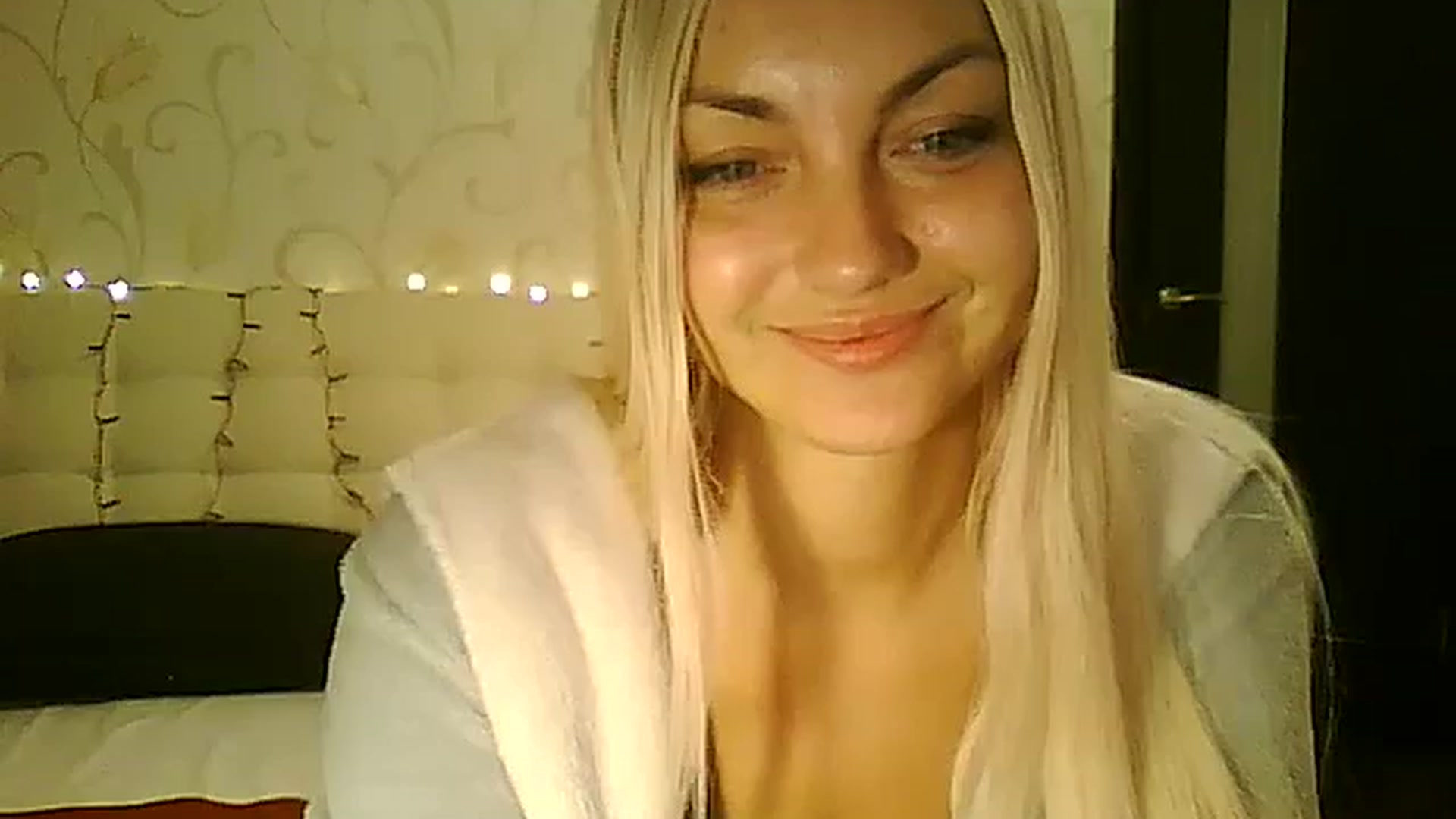Gallery image thumbnail from AlissaMay's myfreecams stream on, 12/25/2023, 20:29 image 14 of 20