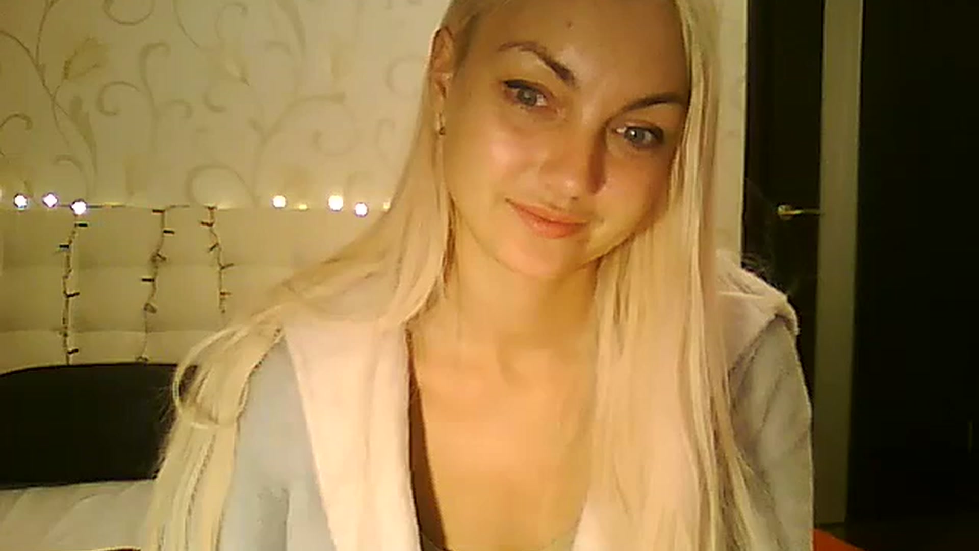 Gallery image thumbnail from AlissaMay's myfreecams stream on, 12/25/2023, 22:05 image 2 of 20