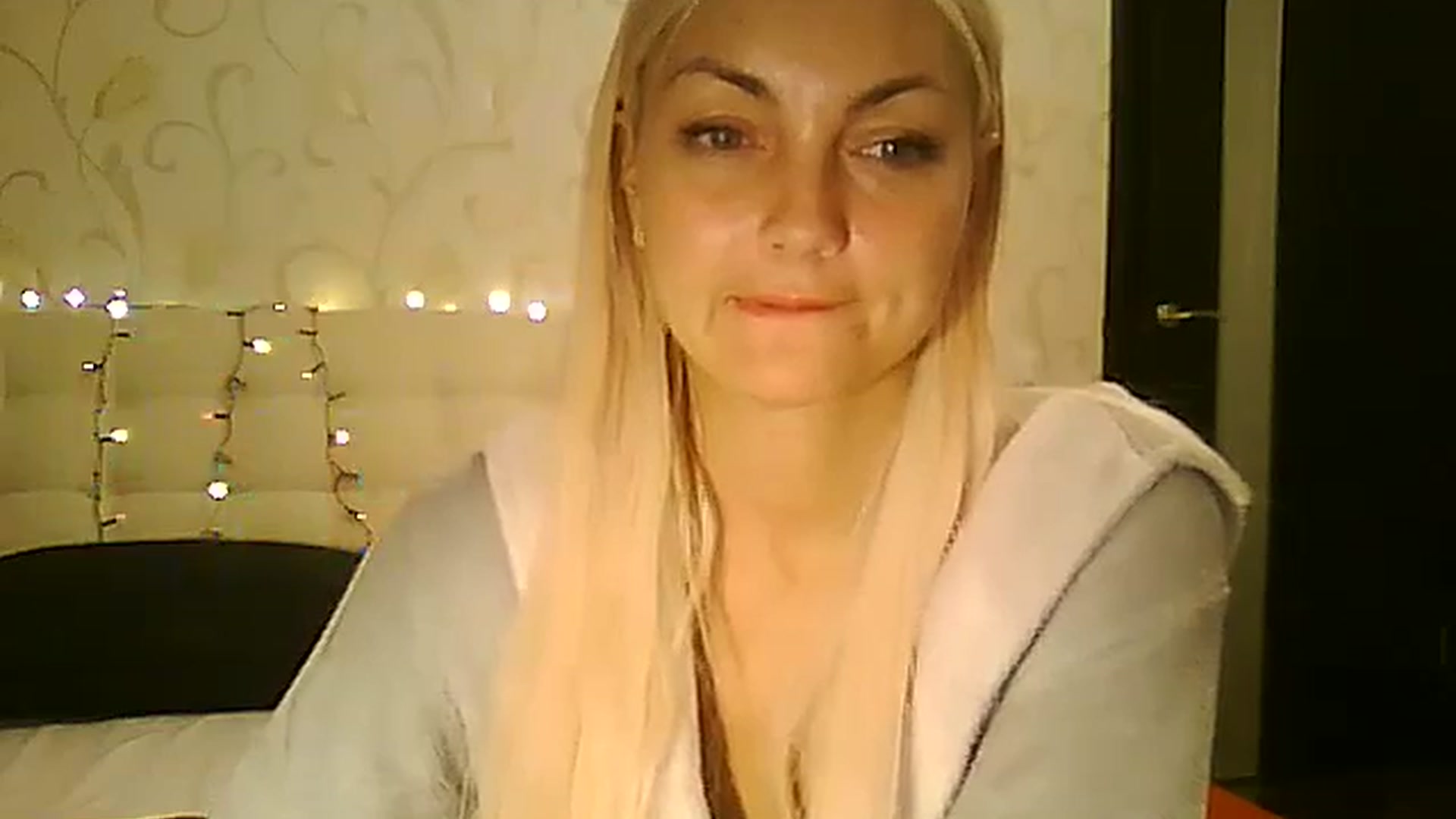 Gallery image thumbnail from AlissaMay's myfreecams stream on, 12/25/2023, 22:05 image 7 of 20