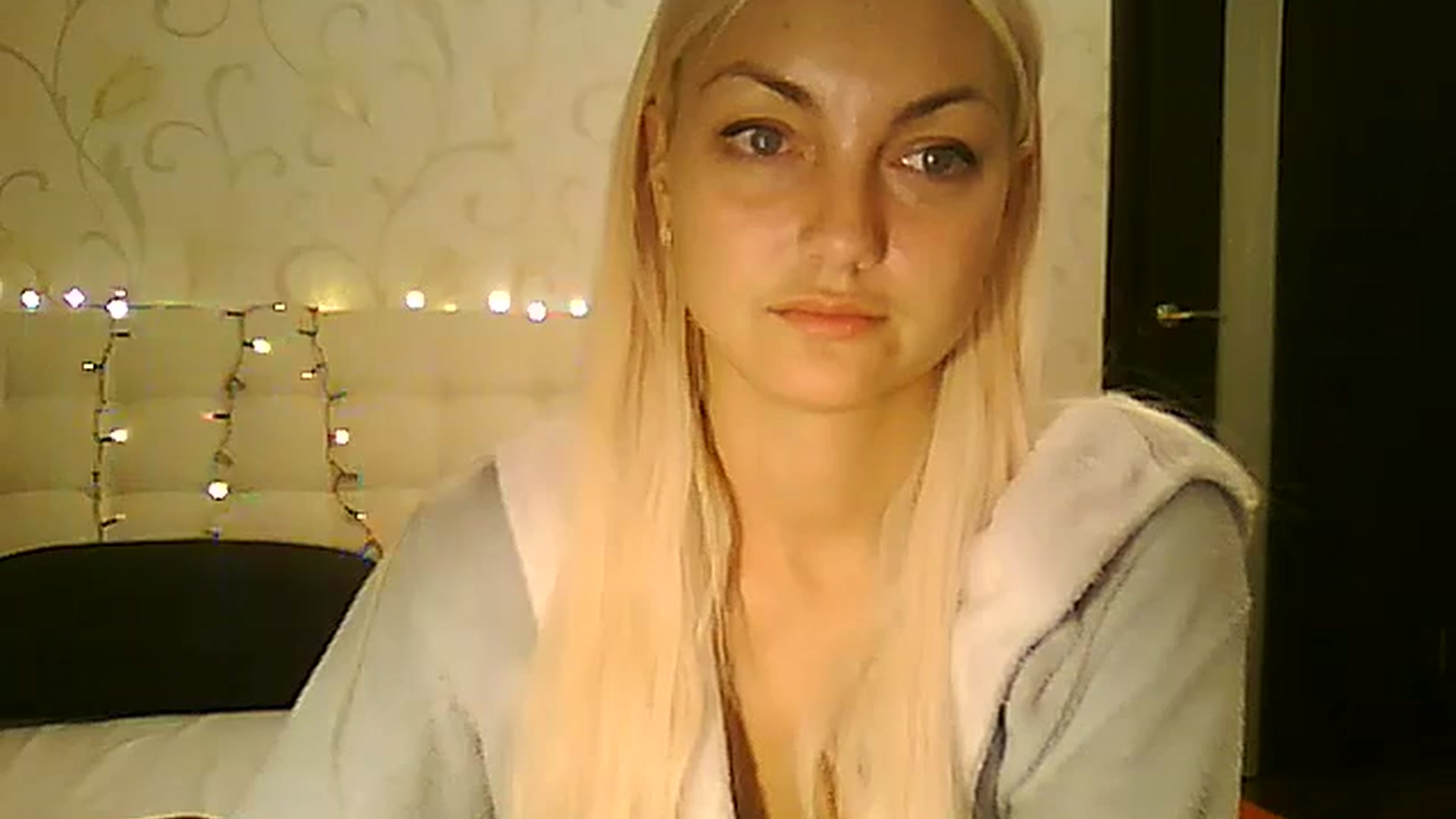 Gallery image thumbnail from AlissaMay's myfreecams stream on, 12/25/2023, 22:05 image 6 of 20