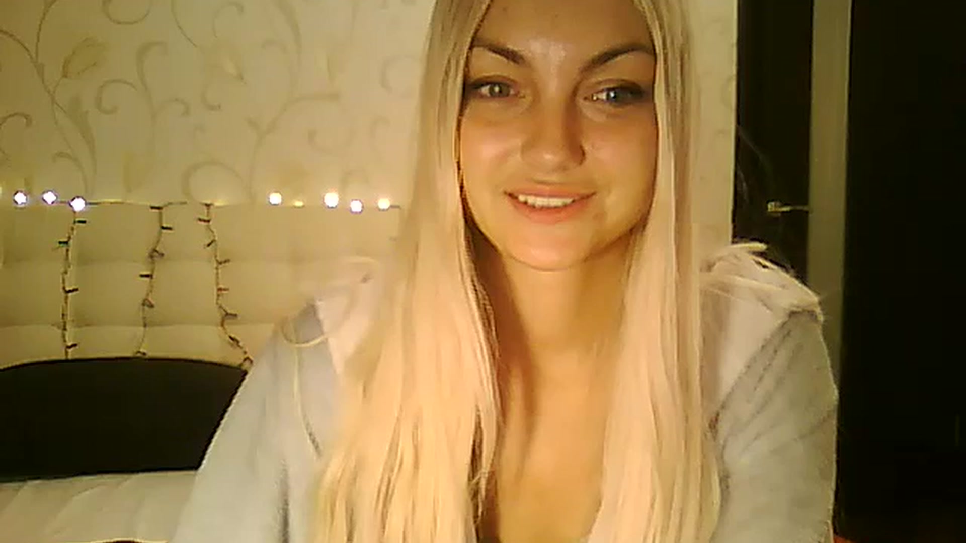 Gallery image thumbnail from AlissaMay's myfreecams stream on, 12/25/2023, 22:05 image 1 of 20