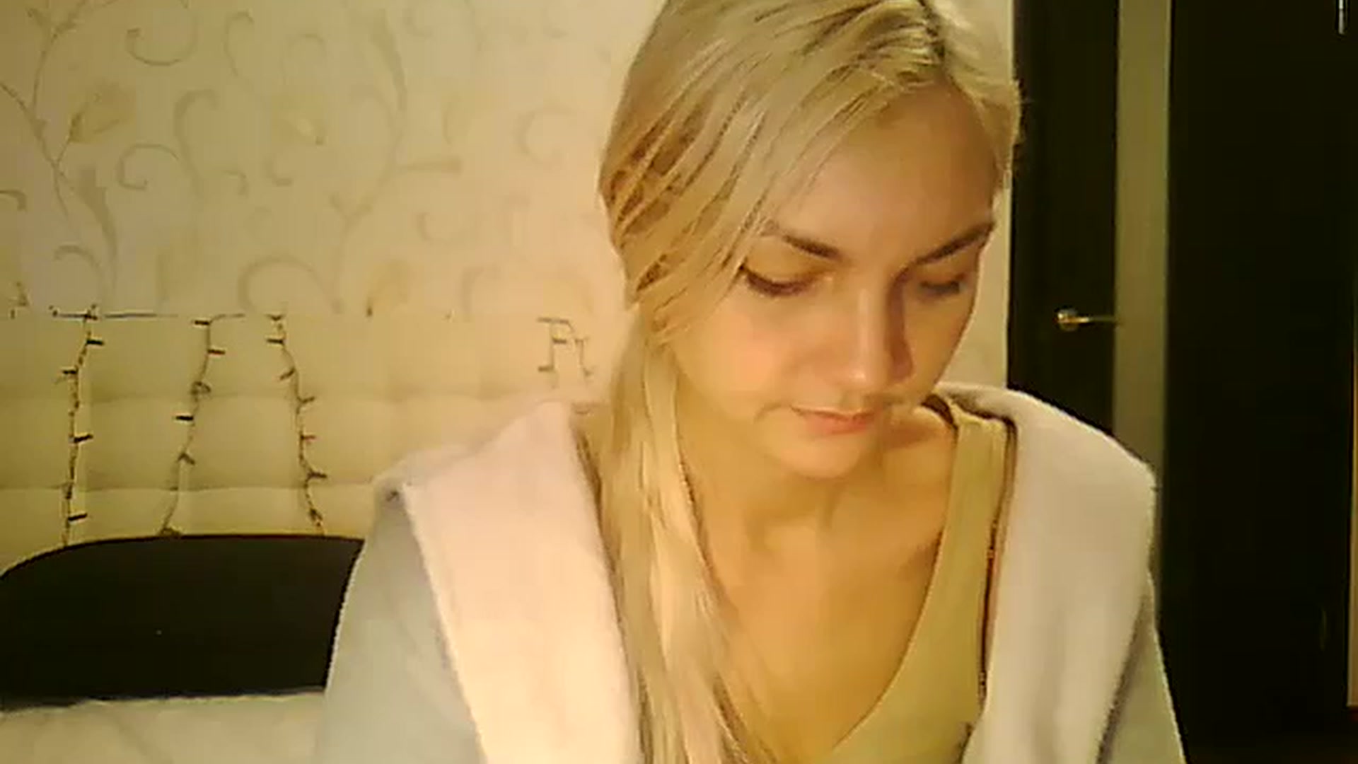 Gallery image thumbnail from AlissaMay's myfreecams stream on, 12/26/2023, 13:18 image 1 of 20