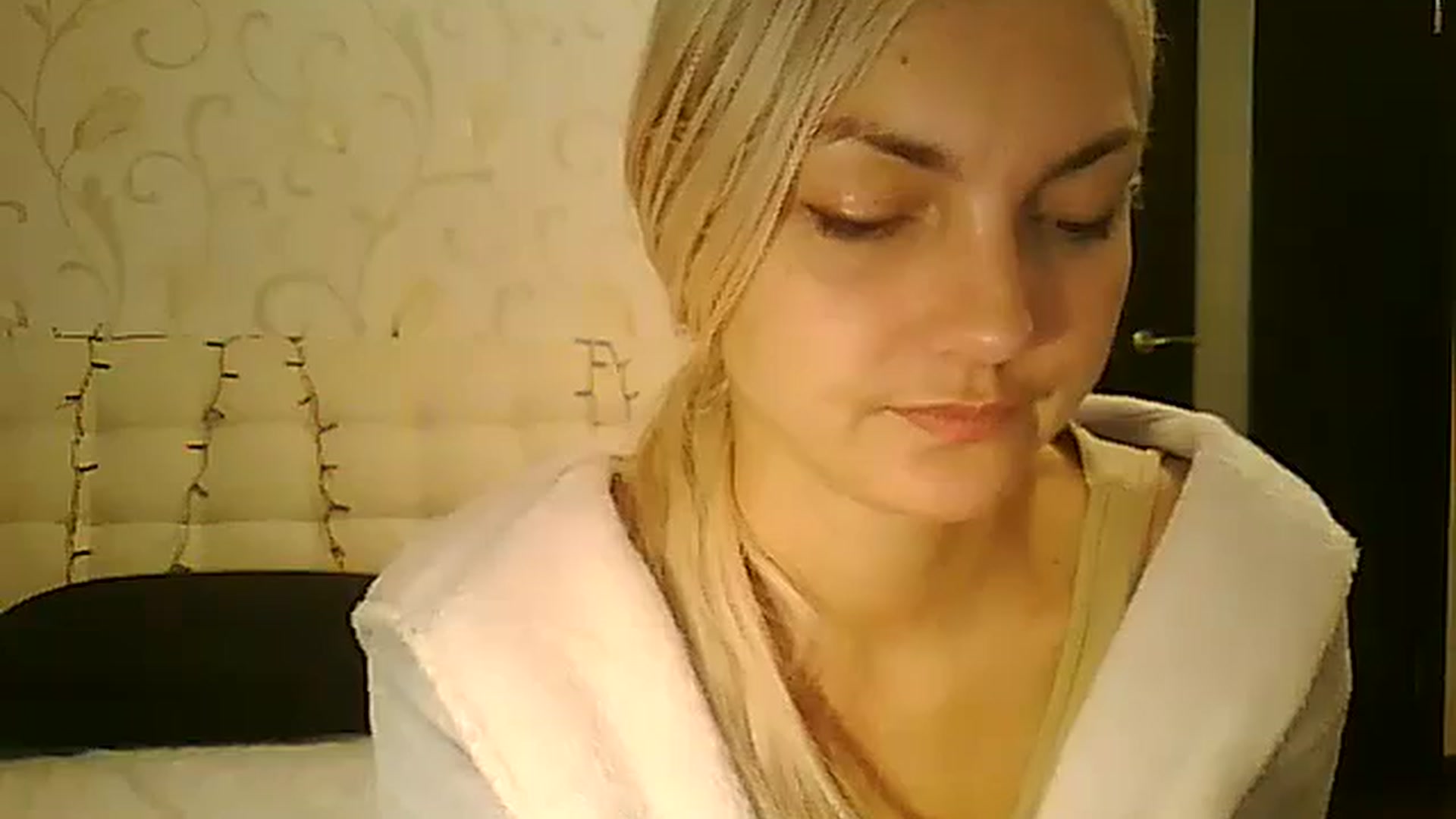 Gallery image thumbnail from AlissaMay's myfreecams stream on, 12/26/2023, 13:18 image 11 of 20