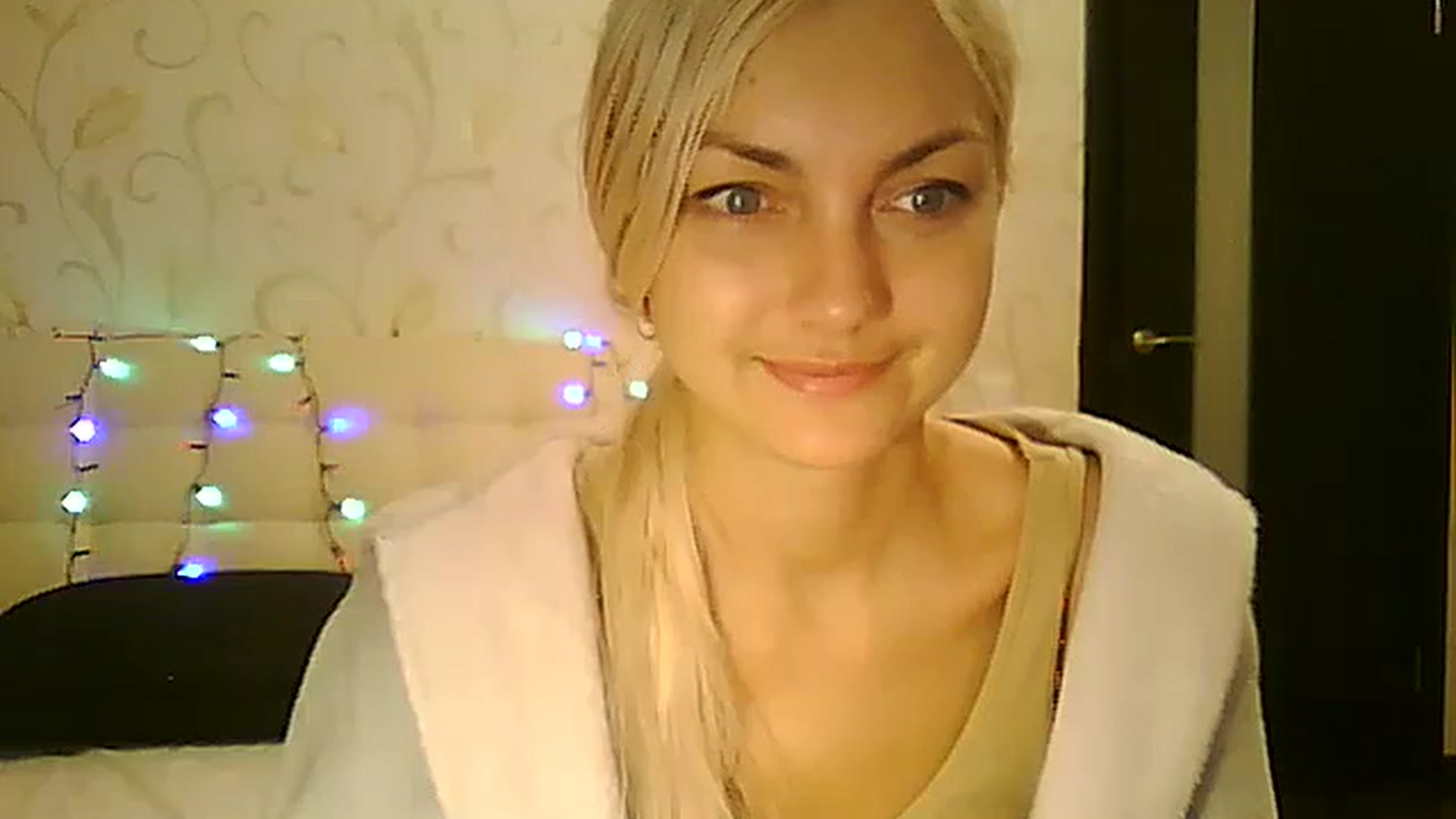 Gallery image thumbnail from AlissaMay's myfreecams stream on, 12/26/2023, 13:18 image 2 of 20