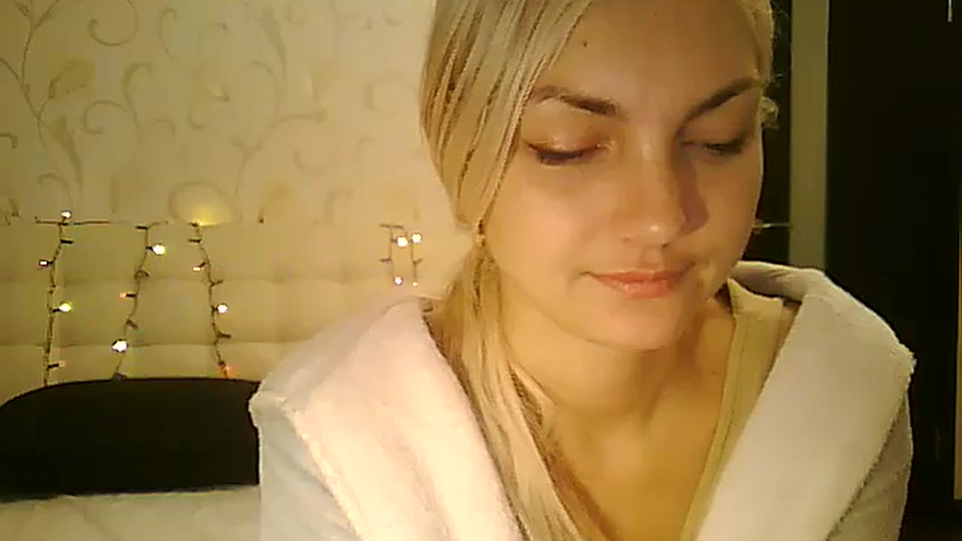 Gallery image thumbnail from AlissaMay's myfreecams stream on, 12/26/2023, 13:18 image 10 of 20