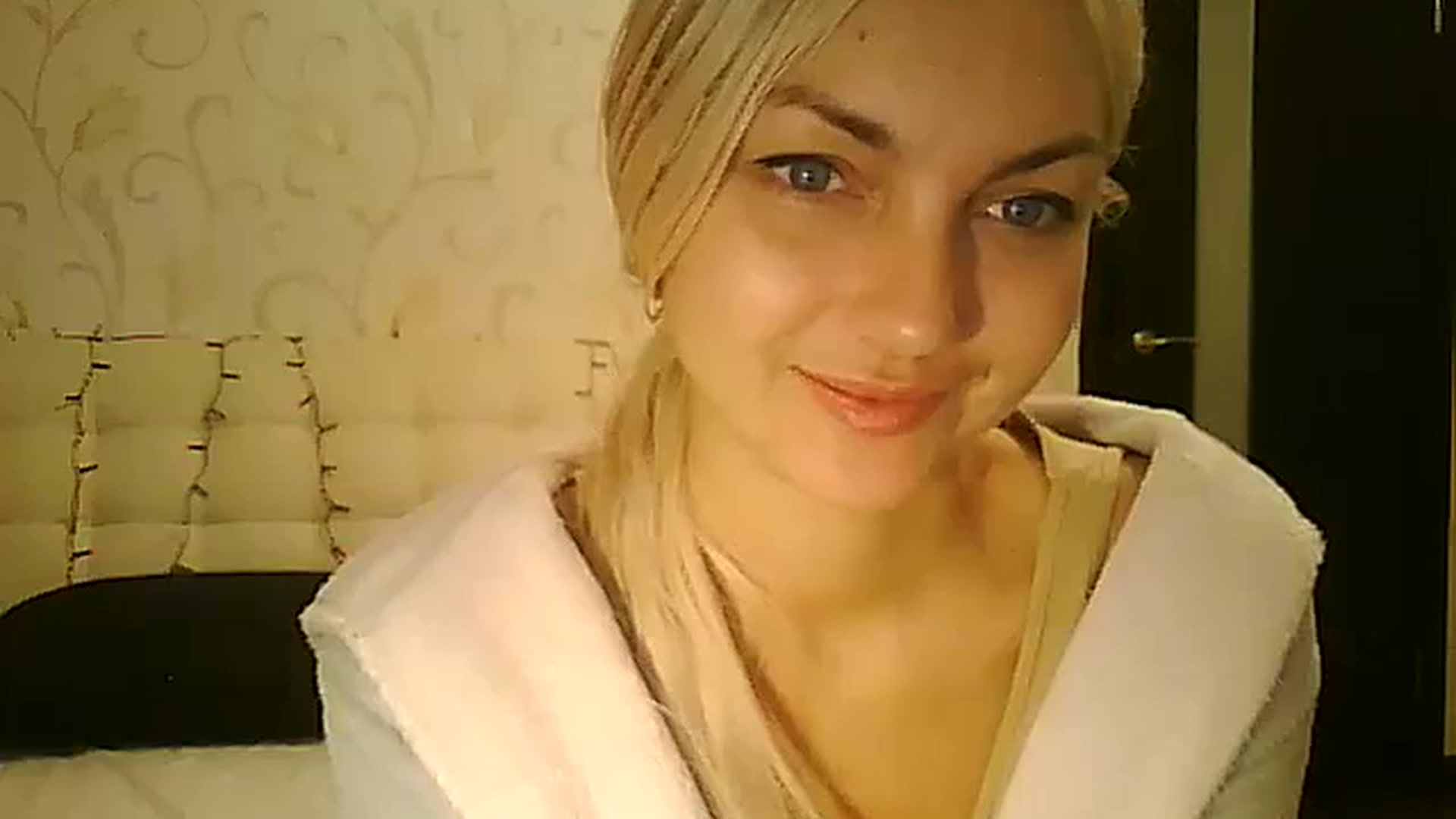 Gallery image thumbnail from AlissaMay's myfreecams stream on, 12/26/2023, 13:18 image 14 of 20