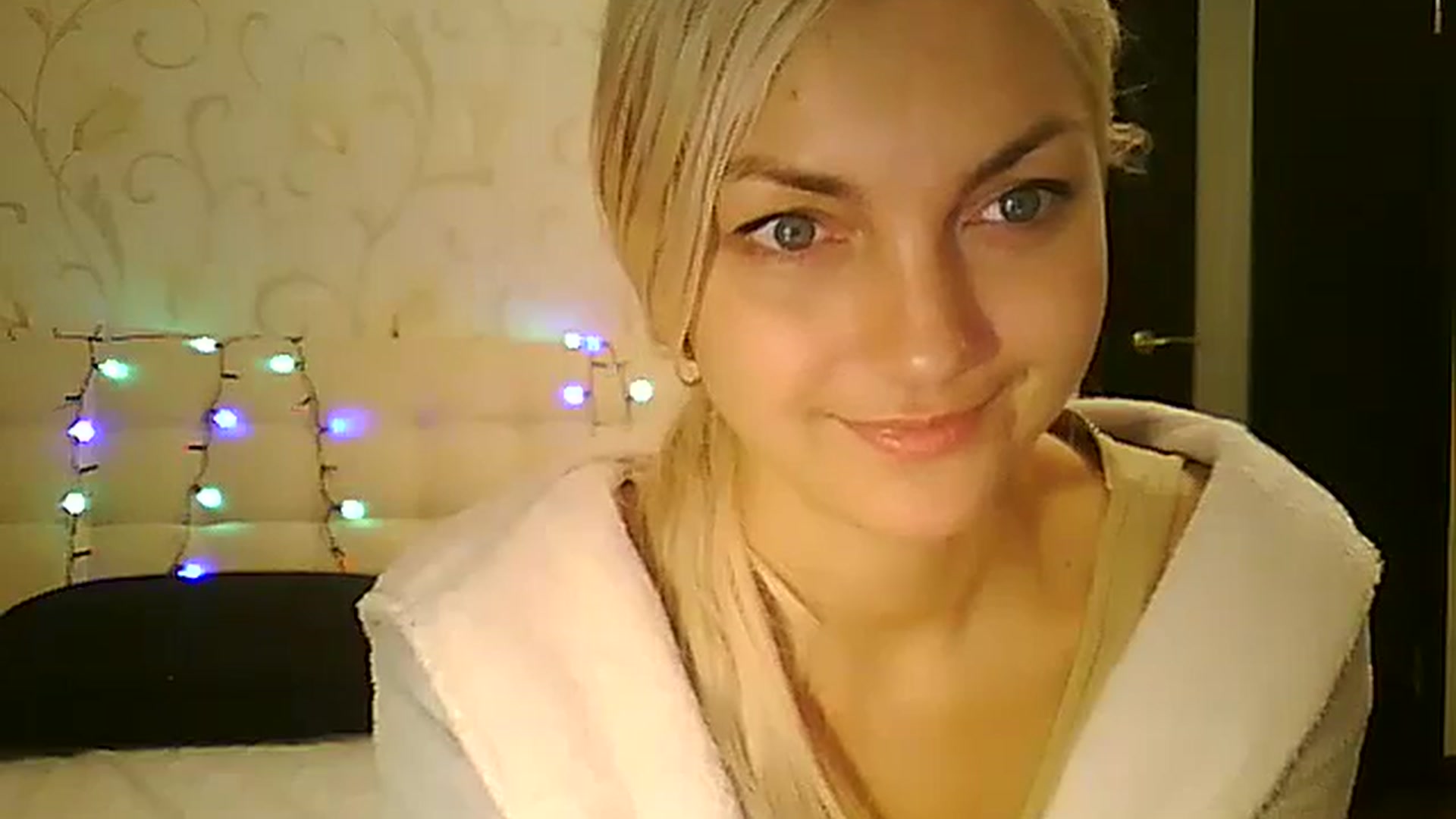 Gallery image thumbnail from AlissaMay's myfreecams stream on, 12/26/2023, 13:18 image 16 of 20