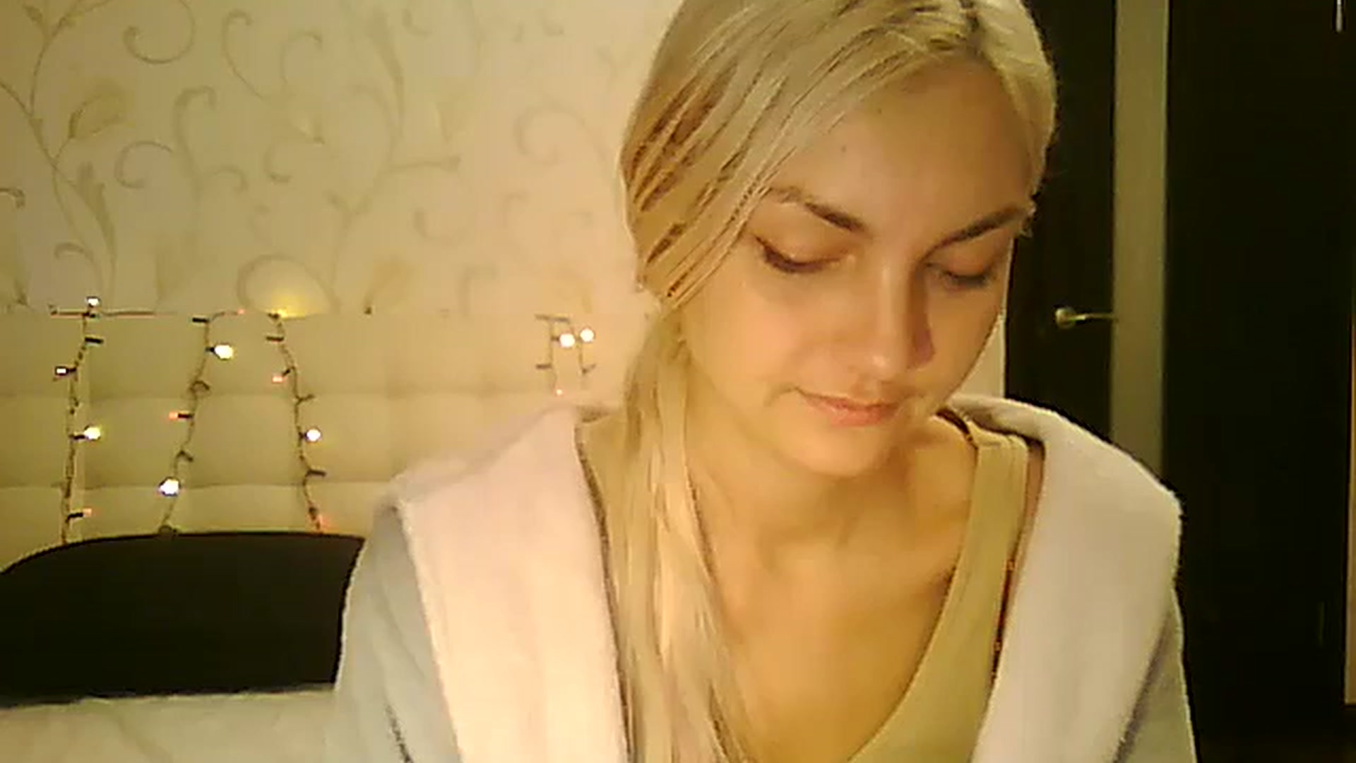 Gallery image thumbnail from AlissaMay's myfreecams stream on, 12/26/2023, 13:18 image 4 of 20