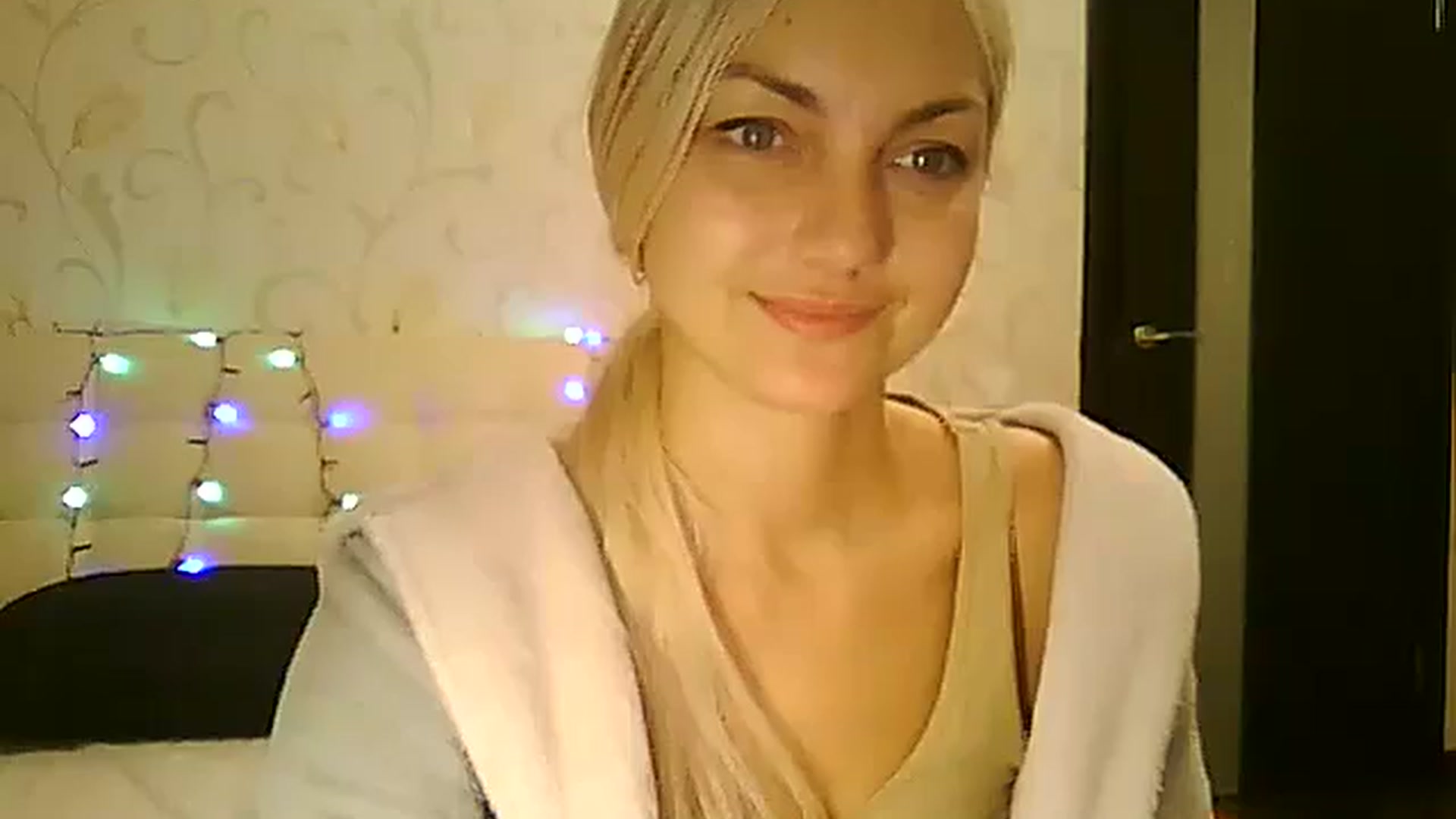 Gallery image thumbnail from AlissaMay's myfreecams stream on, 12/26/2023, 13:18 image 18 of 20