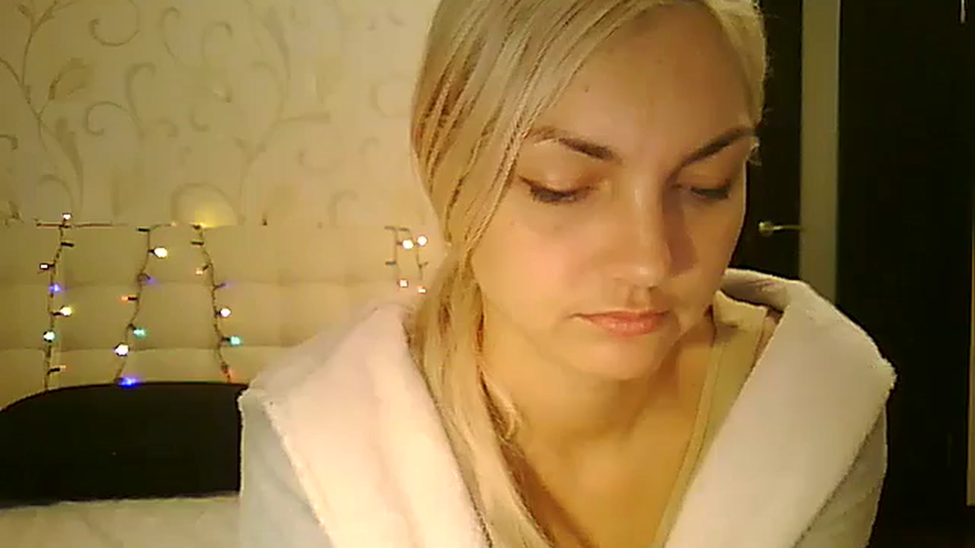 Gallery image thumbnail from AlissaMay's myfreecams stream on, 12/26/2023, 13:18 image 7 of 20