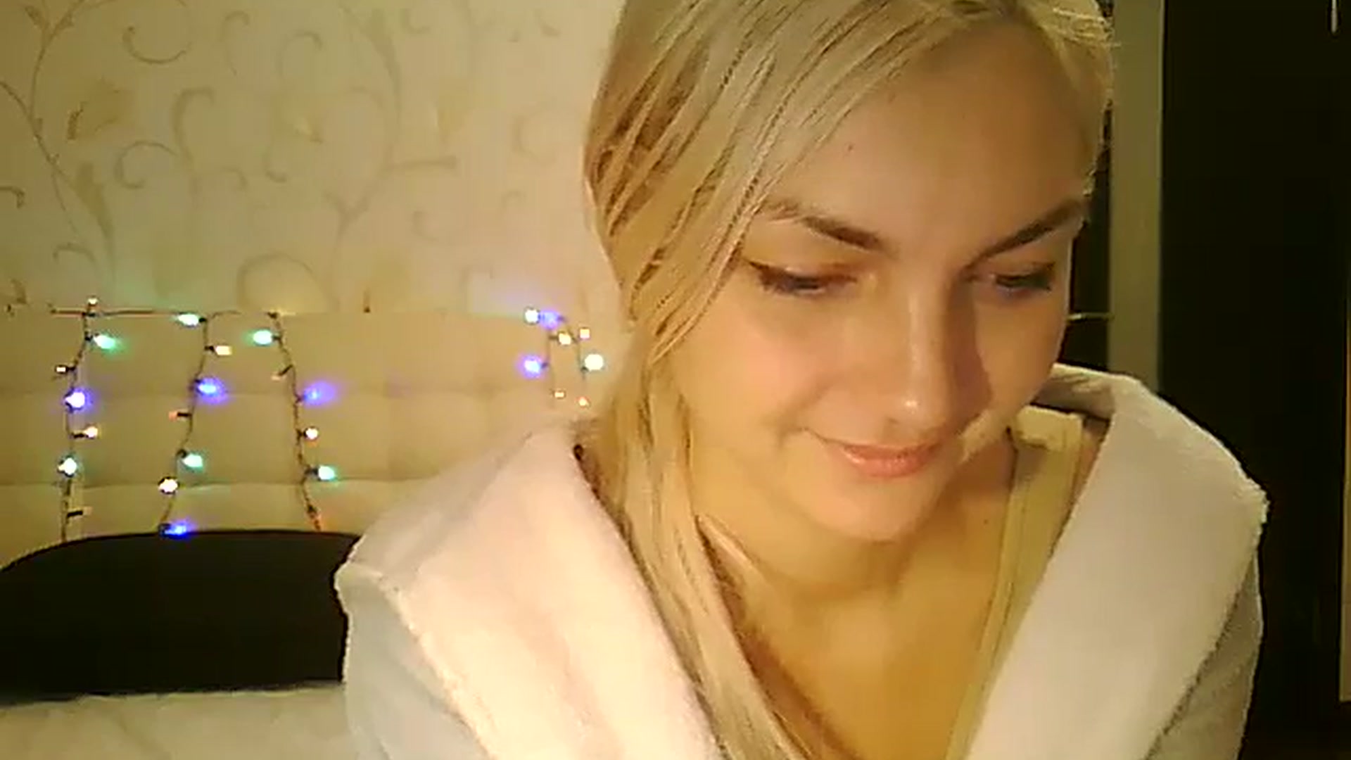 Gallery image thumbnail from AlissaMay's myfreecams stream on, 12/26/2023, 13:18 image 12 of 20