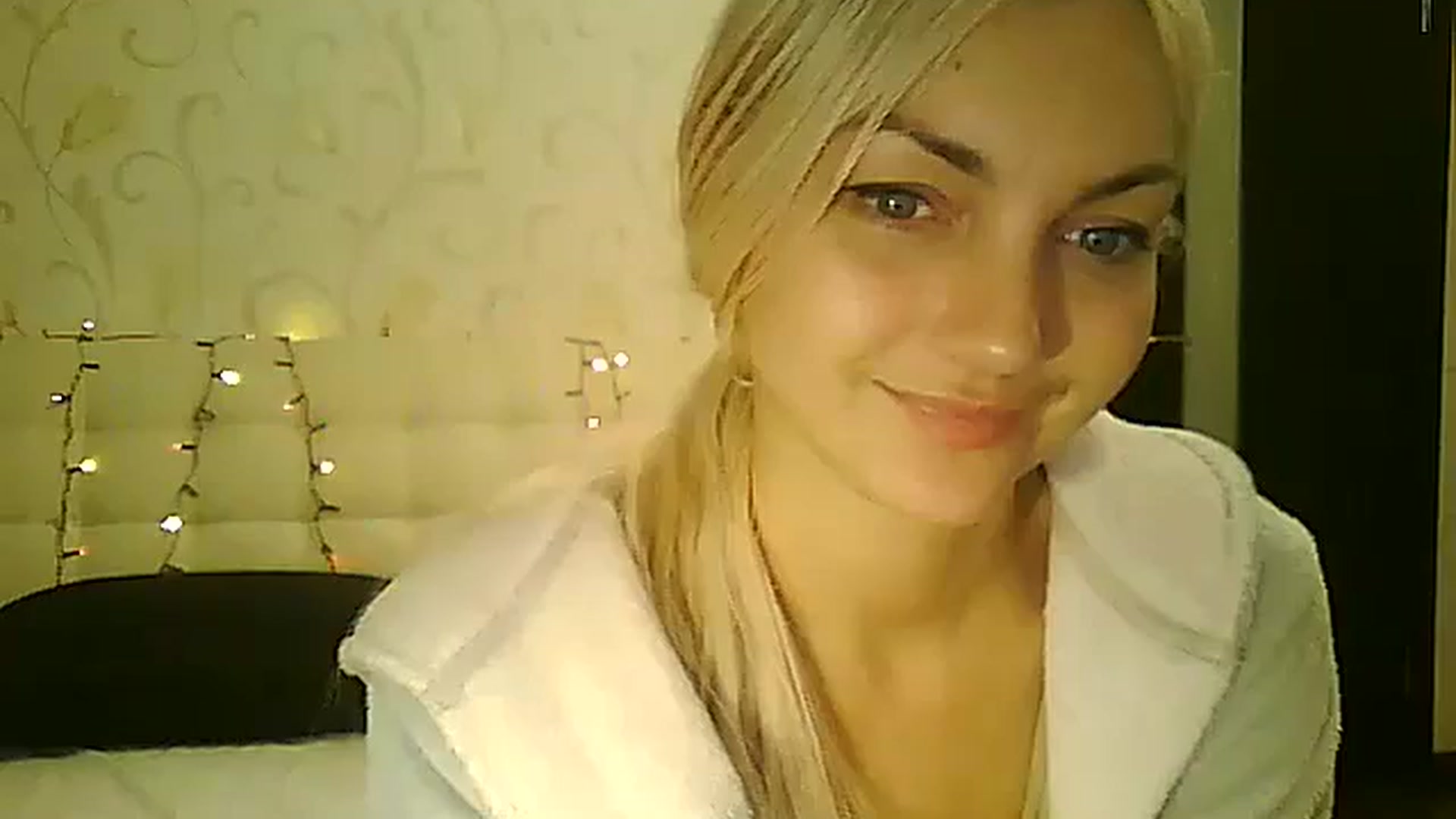 Gallery image thumbnail from AlissaMay's myfreecams stream on, 12/26/2023, 14:15 image 7 of 20