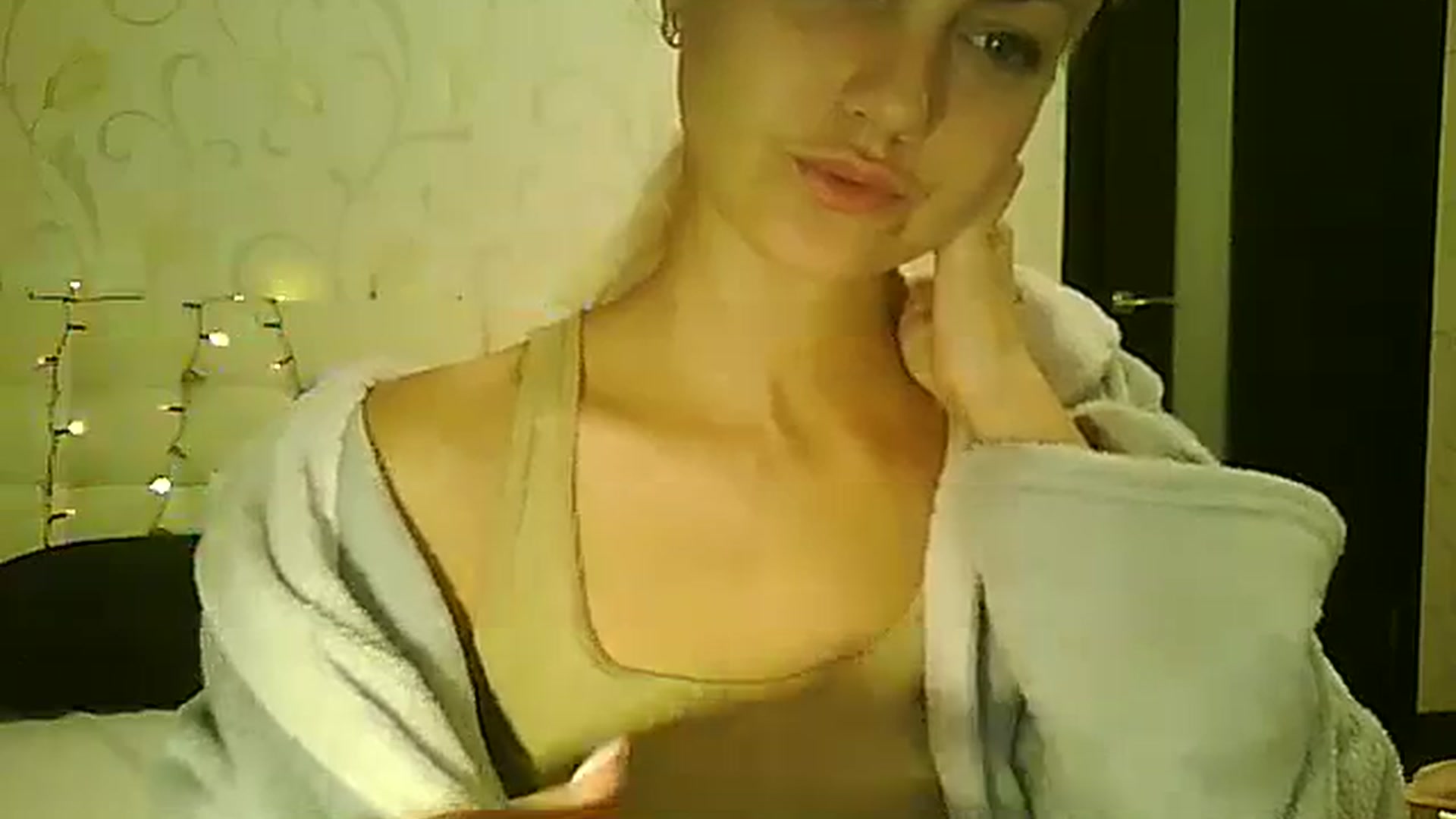 Gallery image thumbnail from AlissaMay's myfreecams stream on, 12/26/2023, 15:04 image 7 of 20