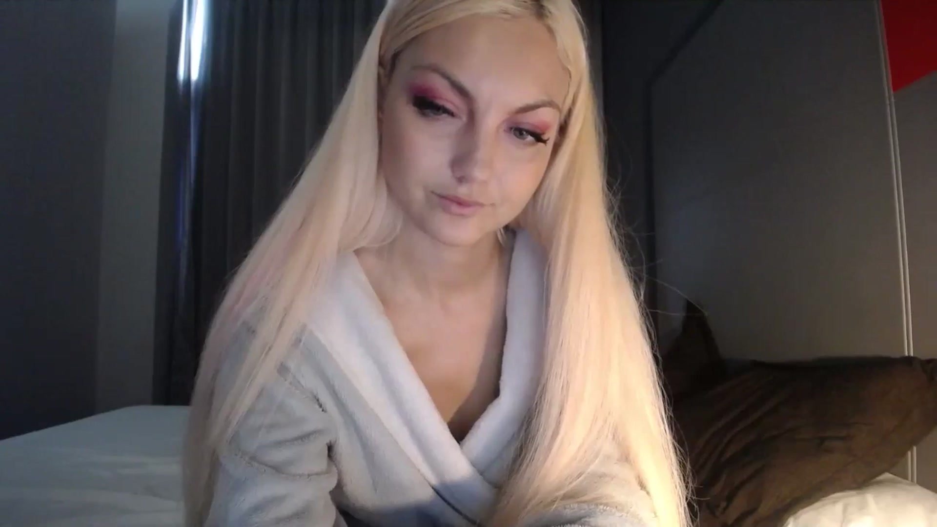 Gallery image thumbnail from AlissaMay's myfreecams stream on, 04/27/2024, 09:58 image 2 of 20