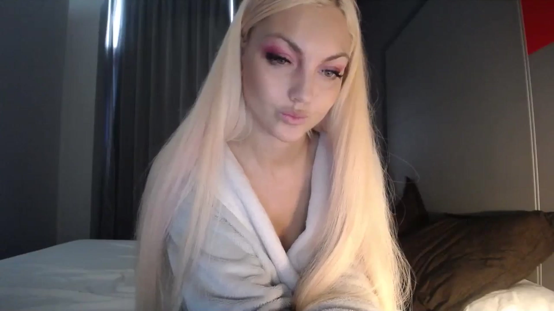 Gallery image thumbnail from AlissaMay's myfreecams stream on, 04/27/2024, 09:58 image 3 of 20