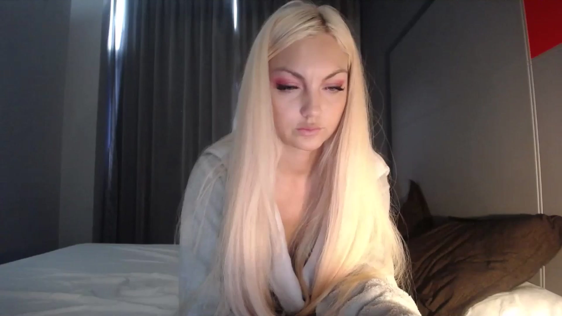Gallery image thumbnail from AlissaMay's myfreecams stream on, 04/27/2024, 10:26 image 2 of 20