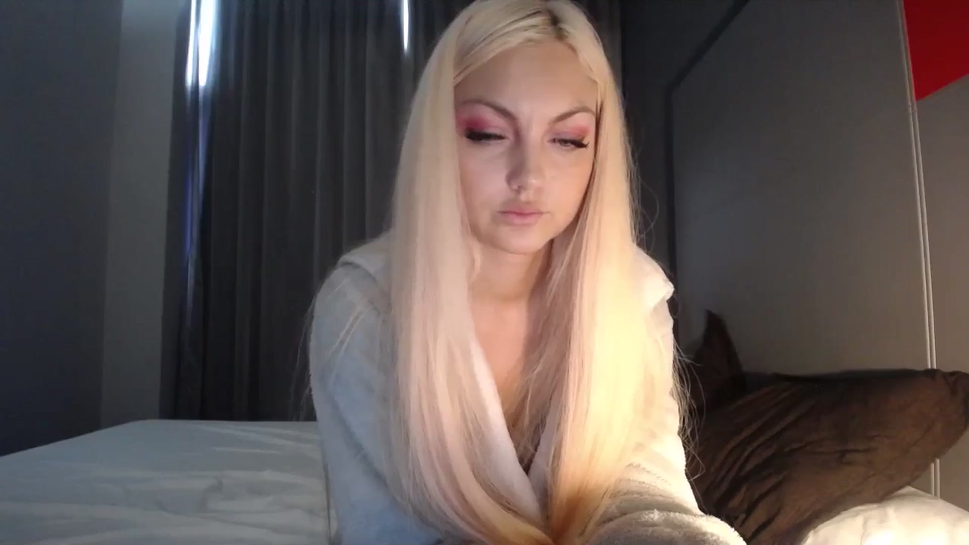 Gallery image thumbnail from AlissaMay's myfreecams stream on, 04/27/2024, 10:26 image 13 of 20
