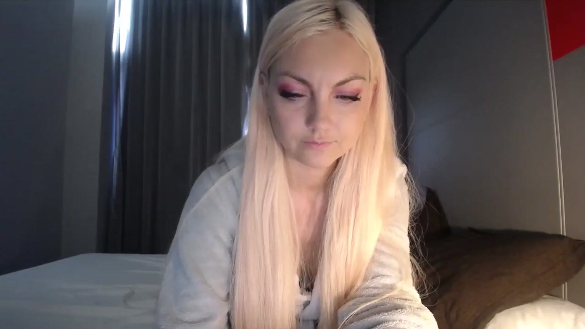 Gallery image thumbnail from AlissaMay's myfreecams stream on, 04/27/2024, 12:31 image 17 of 20