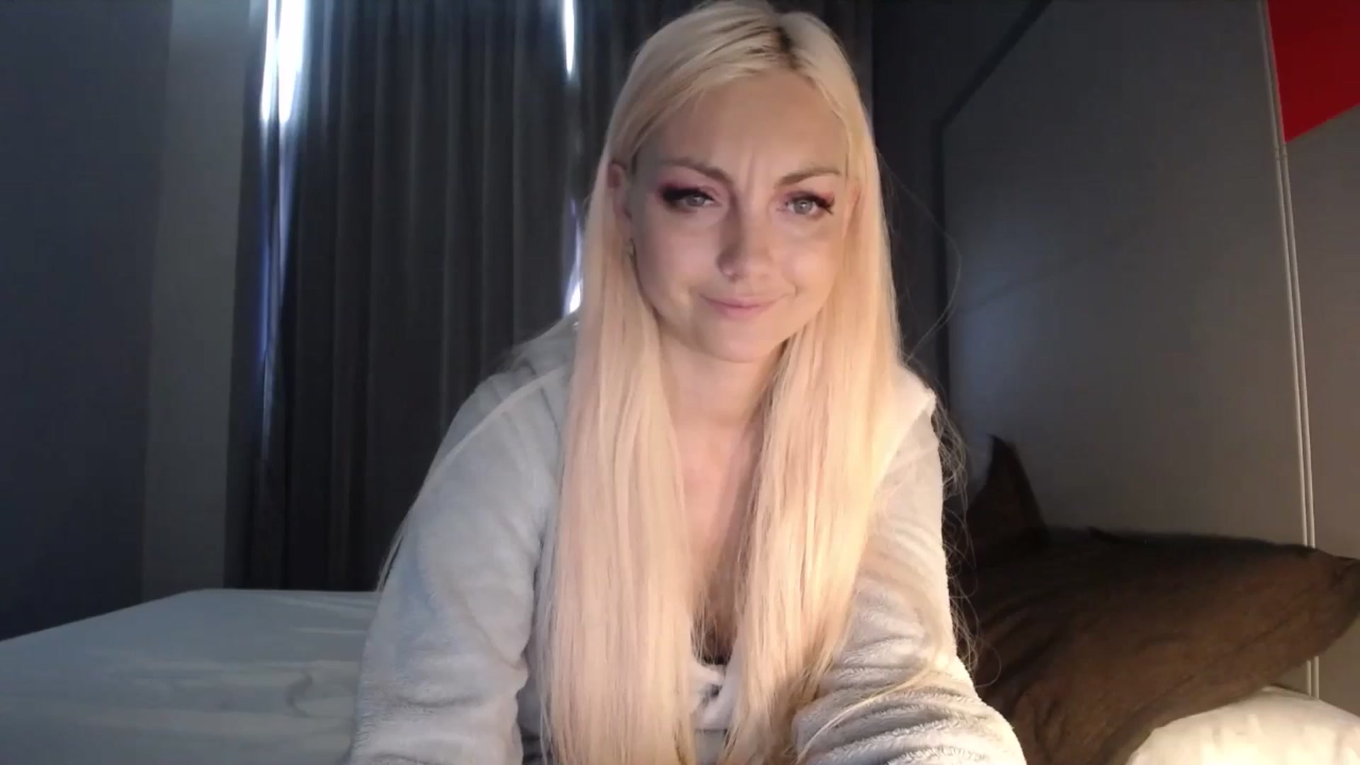 Gallery image thumbnail from AlissaMay's myfreecams stream on, 04/27/2024, 12:31 image 16 of 20